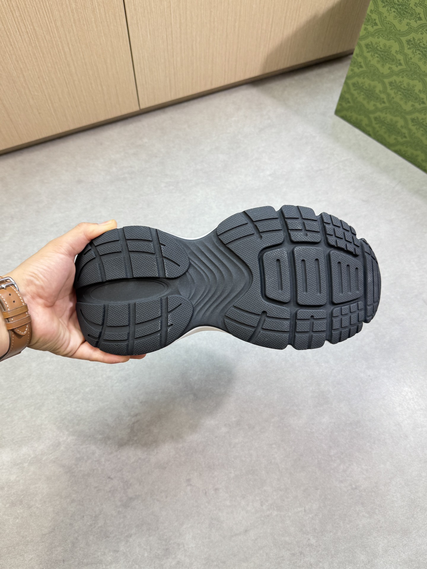 【Gucci】古驰  P460💰
-高端品质  原单·休闲运动鞋
-鞋面：🔝纳帕小牛皮、品牌帆布布匹、鞋身热切品牌图腾、鞋舌车缝品牌LOGO布标
-内里：品牌帆布，垫脚；水染牛皮
-大底：超轻TPU发泡·橡胶：双色成型大底
-超高品控·做工精细：凸显(高端·贵气·档次)
-Size ：38-44（45，可订做)·G61850