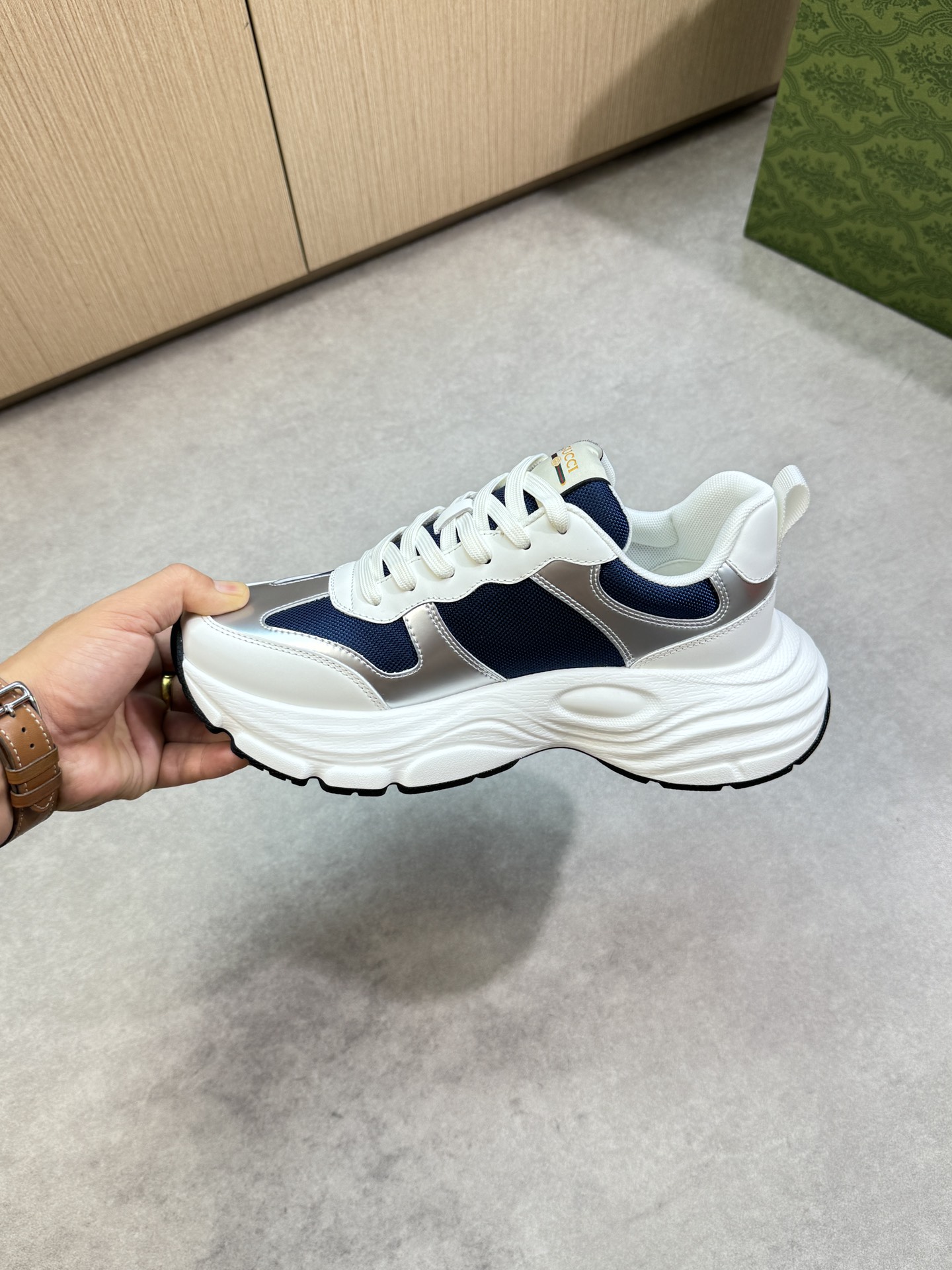 【Gucci】古驰  P460💰
-高端品质  原单·休闲运动鞋
-鞋面：🔝纳帕小牛皮、品牌帆布布匹、鞋身热切品牌图腾、鞋舌车缝品牌LOGO布标
-内里：品牌帆布，垫脚；水染牛皮
-大底：超轻TPU发泡·橡胶：双色成型大底
-超高品控·做工精细：凸显(高端·贵气·档次)
-Size ：38-44（45，可订做)·G61850