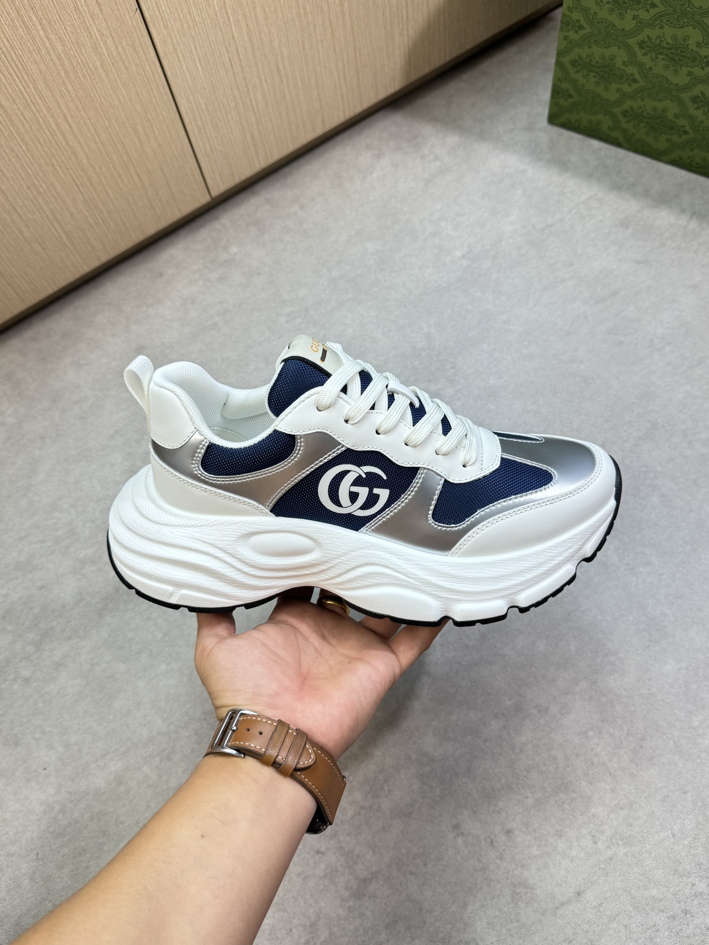 【Gucci】古驰  P460💰
-高端品质  原单·休闲运动鞋
-鞋面：🔝纳帕小牛皮、品牌帆布布匹、鞋身热切品牌图腾、鞋舌车缝品牌LOGO布标
-内里：品牌帆布，垫脚；水染牛皮
-大底：超轻TPU发泡·橡胶：双色成型大底
-超高品控·做工精细：凸显(高端·贵气·档次)
-Size ：38-44（45，可订做)·G61850