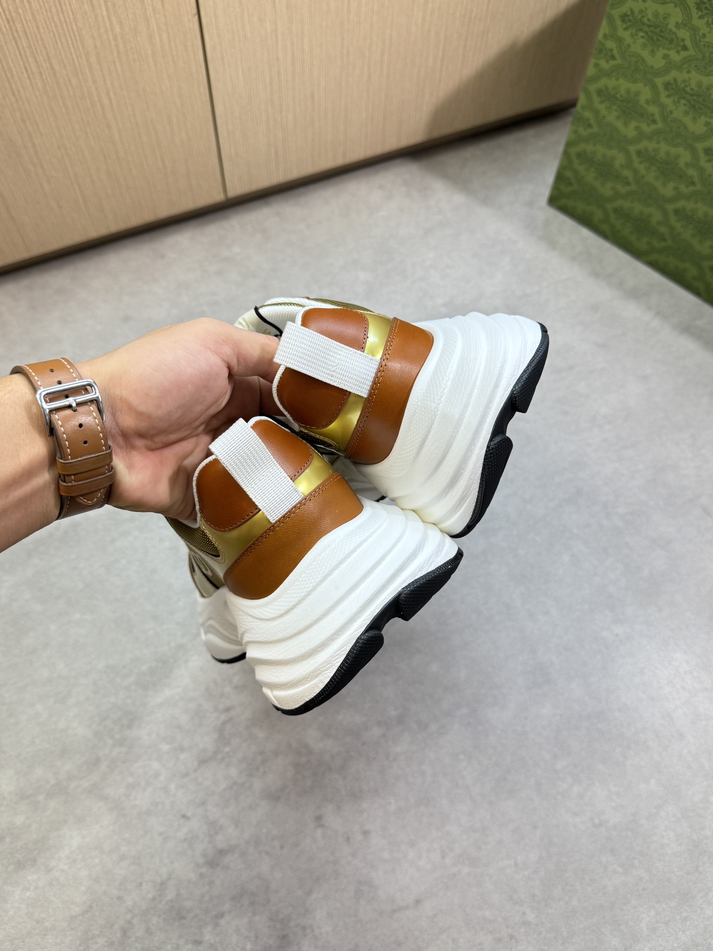 【Gucci】古驰  P460💰
-高端品质  原单·休闲运动鞋
-鞋面：🔝纳帕小牛皮、品牌帆布布匹、鞋身热切品牌图腾、鞋舌车缝品牌LOGO布标
-内里：品牌帆布，垫脚；水染牛皮
-大底：超轻TPU发泡·橡胶：双色成型大底
-超高品控·做工精细：凸显(高端·贵气·档次)
-Size ：38-44（45，可订做)·G61850