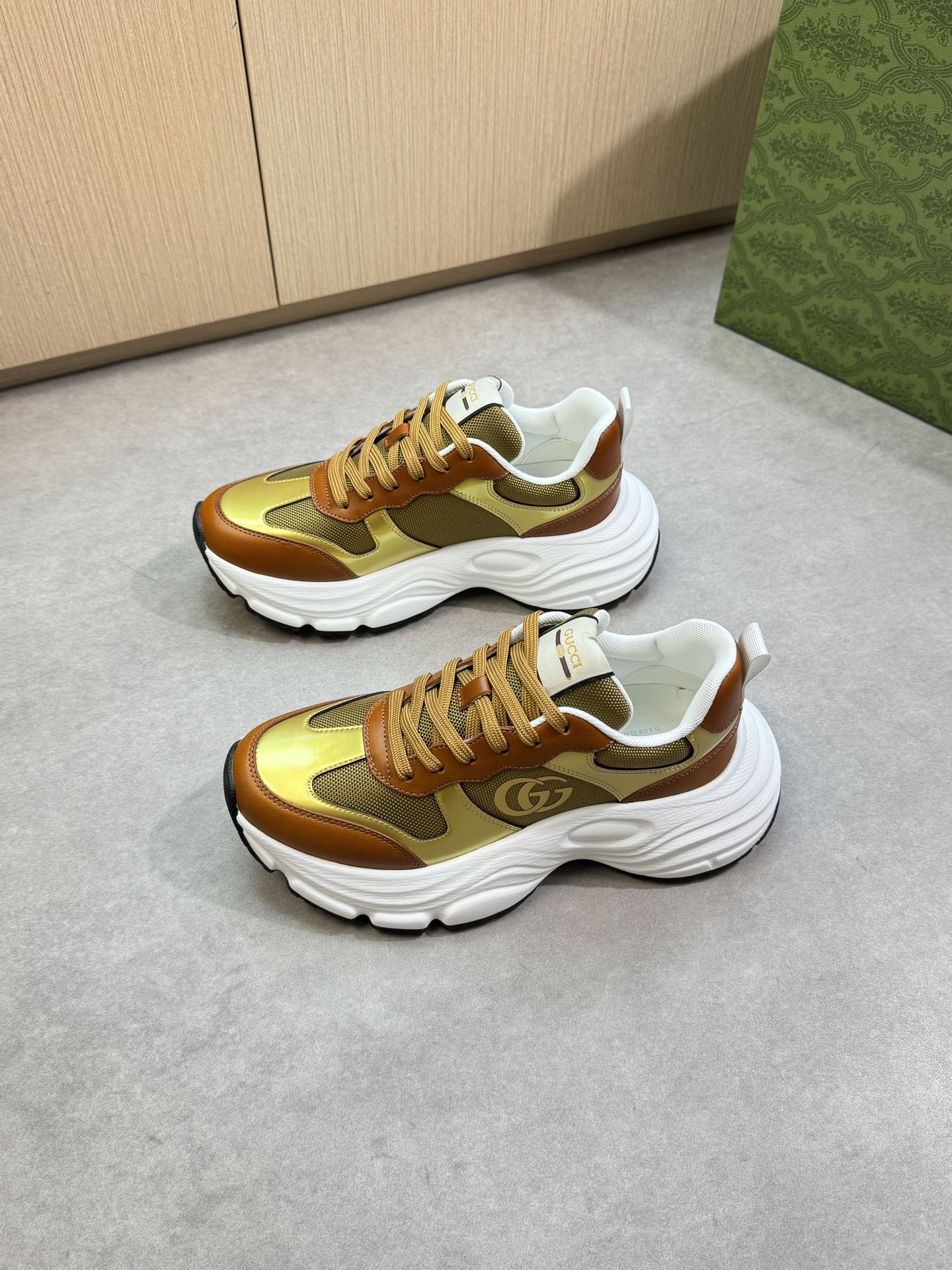 【Gucci】古驰  P460💰
-高端品质  原单·休闲运动鞋
-鞋面：🔝纳帕小牛皮、品牌帆布布匹、鞋身热切品牌图腾、鞋舌车缝品牌LOGO布标
-内里：品牌帆布，垫脚；水染牛皮
-大底：超轻TPU发泡·橡胶：双色成型大底
-超高品控·做工精细：凸显(高端·贵气·档次)
-Size ：38-44（45，可订做)·G61850