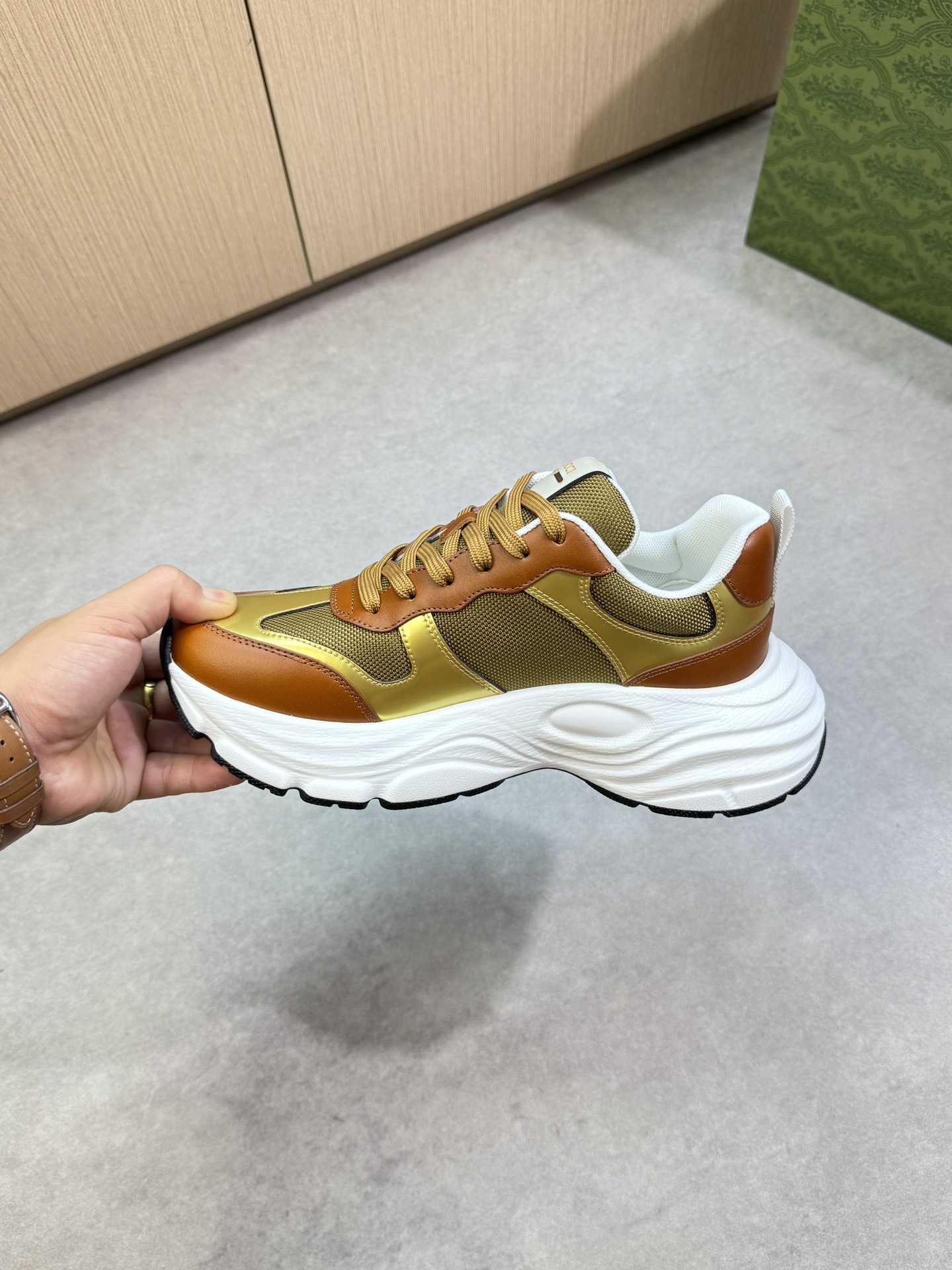 【Gucci】古驰  P460💰
-高端品质  原单·休闲运动鞋
-鞋面：🔝纳帕小牛皮、品牌帆布布匹、鞋身热切品牌图腾、鞋舌车缝品牌LOGO布标
-内里：品牌帆布，垫脚；水染牛皮
-大底：超轻TPU发泡·橡胶：双色成型大底
-超高品控·做工精细：凸显(高端·贵气·档次)
-Size ：38-44（45，可订做)·G61850