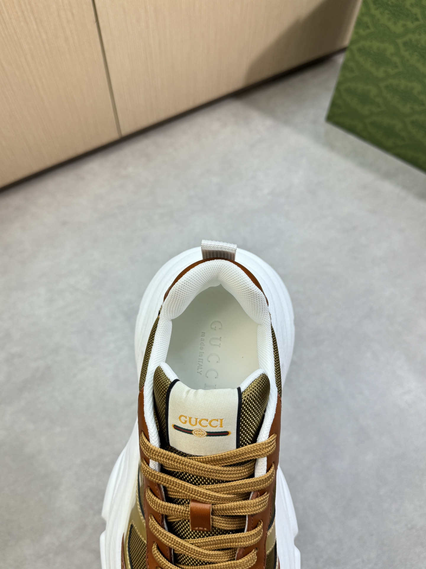 【Gucci】古驰  P460💰
-高端品质  原单·休闲运动鞋
-鞋面：🔝纳帕小牛皮、品牌帆布布匹、鞋身热切品牌图腾、鞋舌车缝品牌LOGO布标
-内里：品牌帆布，垫脚；水染牛皮
-大底：超轻TPU发泡·橡胶：双色成型大底
-超高品控·做工精细：凸显(高端·贵气·档次)
-Size ：38-44（45，可订做)·G61850