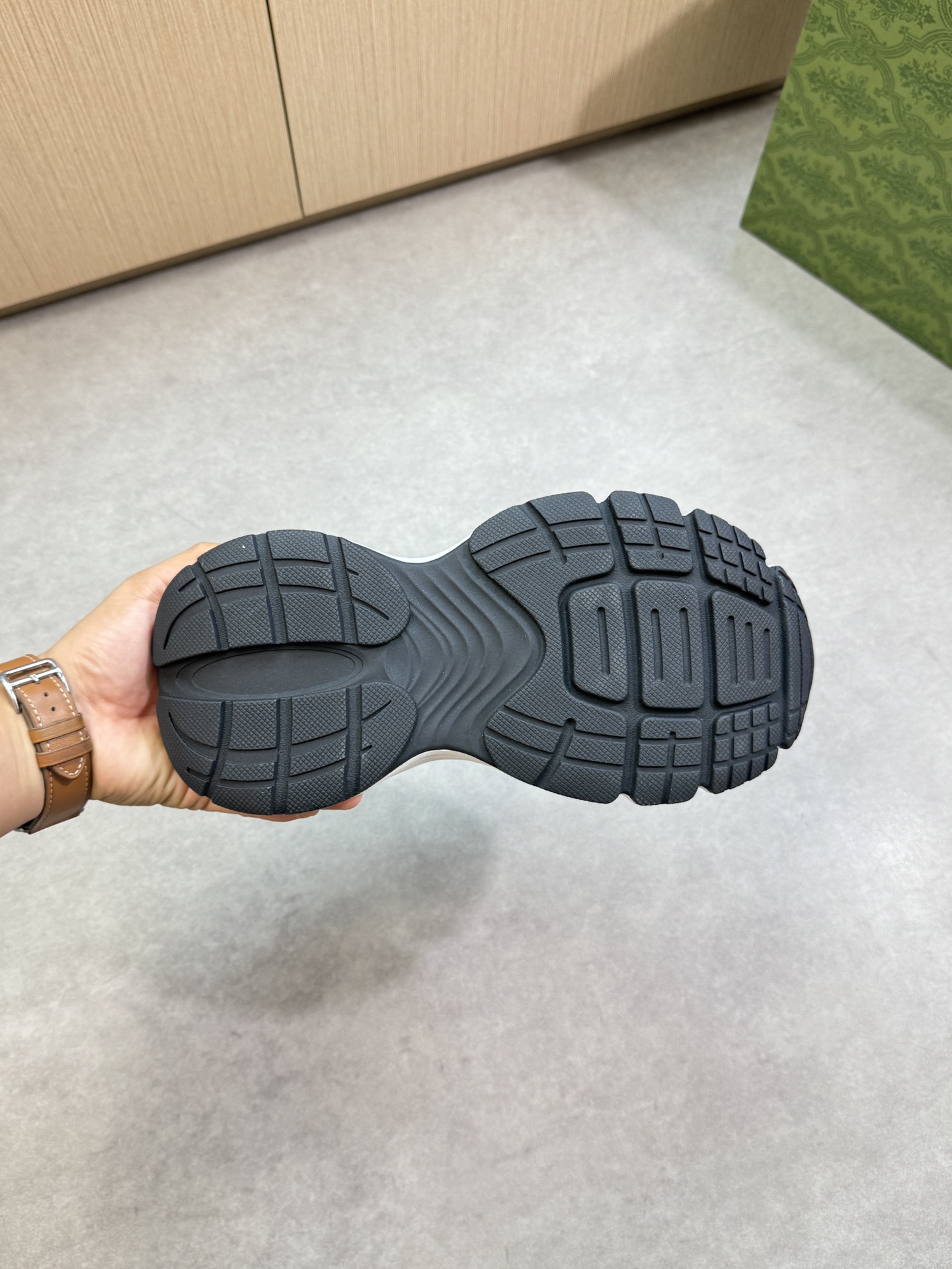 【Gucci】古驰  P460💰
-高端品质  原单·休闲运动鞋
-鞋面：🔝纳帕小牛皮、品牌帆布布匹、鞋身热切品牌图腾、鞋舌车缝品牌LOGO布标
-内里：品牌帆布，垫脚；水染牛皮
-大底：超轻TPU发泡·橡胶：双色成型大底
-超高品控·做工精细：凸显(高端·贵气·档次)
-Size ：38-44（45，可订做)·G61850