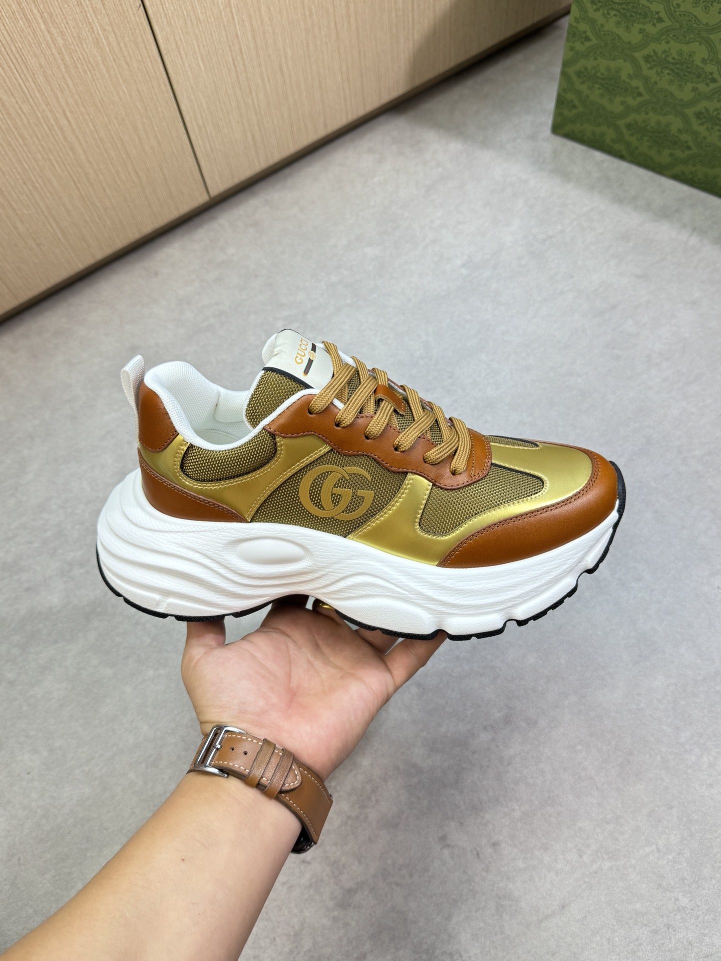 【Gucci】古驰  P460💰
-高端品质  原单·休闲运动鞋
-鞋面：🔝纳帕小牛皮、品牌帆布布匹、鞋身热切品牌图腾、鞋舌车缝品牌LOGO布标
-内里：品牌帆布，垫脚；水染牛皮
-大底：超轻TPU发泡·橡胶：双色成型大底
-超高品控·做工精细：凸显(高端·贵气·档次)
-Size ：38-44（45，可订做)·G61850