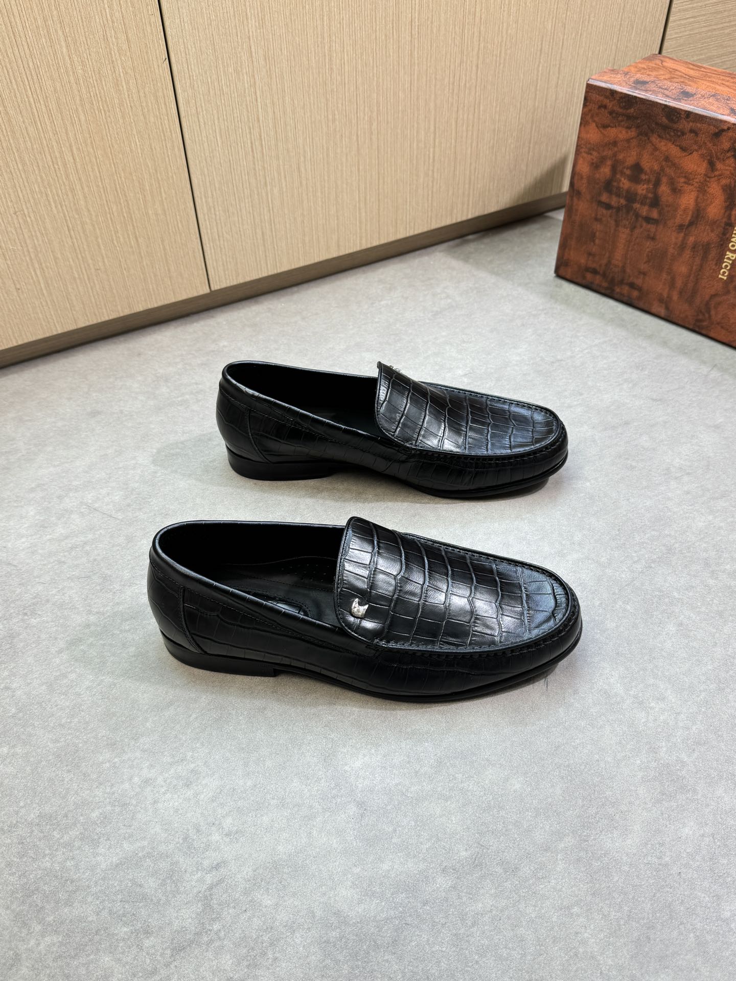 NO:358560,【Stefano Ricci】Stefano Rao Nich - High-end quality Original single · formal leather shoes - Imported crocodile pattern calf leather on the upper, handmade string seam seam, brand fastener decoration - Inner water dyed cowhide - Outsole ultralight TPR rubber. Leather; Combined molded leather outsole - Ultra high quality control · Fine workmanship highlight (high-end · noble · grade) -Size 39-44 (38, 45, custom made) ·ST0234,,cowhide,Leather soles19860909【Stefano Ricci】史蒂芬劳·尼治 -高端品质 原单·正装皮鞋 -鞋面进口鳄鱼纹小牛皮、鞋丹手工串缝缝线、品牌扣件装饰 -内里水染牛皮 -大底超轻TPR橡胶.真皮；组合成型真皮大底 -超高品控·做工精细凸显(高端·贵气·档次) -Size 39-44（38,45,可订做)·ST0234,,cowhide,Leather soles,Men's shoes