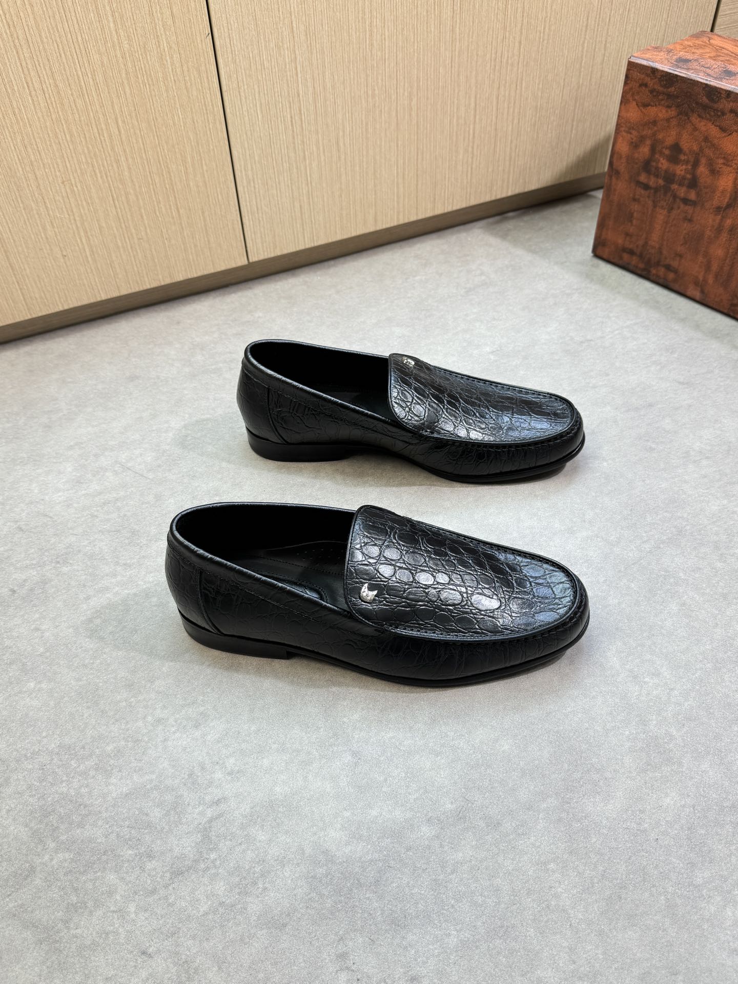 NO:358569,【Stefano Ricci】Stefano Rao Nich - High-end quality Original single · formal leather shoes - Imported stone pattern calfskin on the upper, handmade string seam seam, brand fastener decoration - Inner water dyed cowhide - Outsole ultra-light TPR rubber. Leather; Combined molded leather outsole - Ultra-high quality control · Fine workmanship highlighted (high-end · noble · grade) -Size 39-44 (38, 45, custom made) ·ST0234,,cowhide,Leather soles19860909【Stefano Ricci】史蒂芬劳·尼治 -高端品质 原单·正装皮鞋 -鞋面进口石头纹小牛皮、鞋丹手工串缝缝线、品牌扣件装饰 -内里水染牛皮 -大底超轻TPR橡胶.真皮；组合成型真皮大底 -超高品控·做工精细凸显(高端·贵气·档次) -Size 39-44（38,45,可订做)·ST0234,,cowhide,Leather soles,Men's shoes