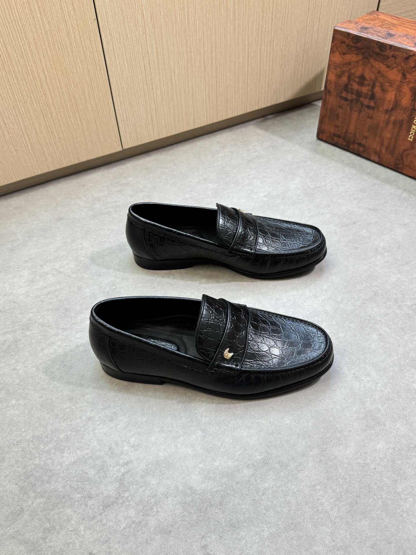 NO:358581,【Stefano Ricci】Stefano Rao Nich - High-end quality Original single · formal leather shoes - Imported crocodile pattern calf leather on the upper, handmade string seam seam, brand fastener decoration - Inner water dyed cowhide - Outsole ultra-light TPR rubber. Leather; Combined molded leather outsole - Ultra-high quality control · Fine workmanship highlighted (high-end · noble · grade) -Size 39-44 (38, 45, custom made) ·ST0234,,cowhide,Leather soles19860909【Stefano Ricci】史蒂芬劳·尼治 -高端品质 原单·正装皮鞋 -鞋面进口鳄鱼纹小牛皮、鞋丹手工串缝缝线、品牌扣件装饰 -内里水染牛皮 -大底超轻TPR橡胶.真皮；组合成型真皮大底 -超高品控·做工精细凸显(高端·贵气·档次) -Size 39-44（38,45,可订做)·ST0234,,cowhide,Leather soles,Men's shoes