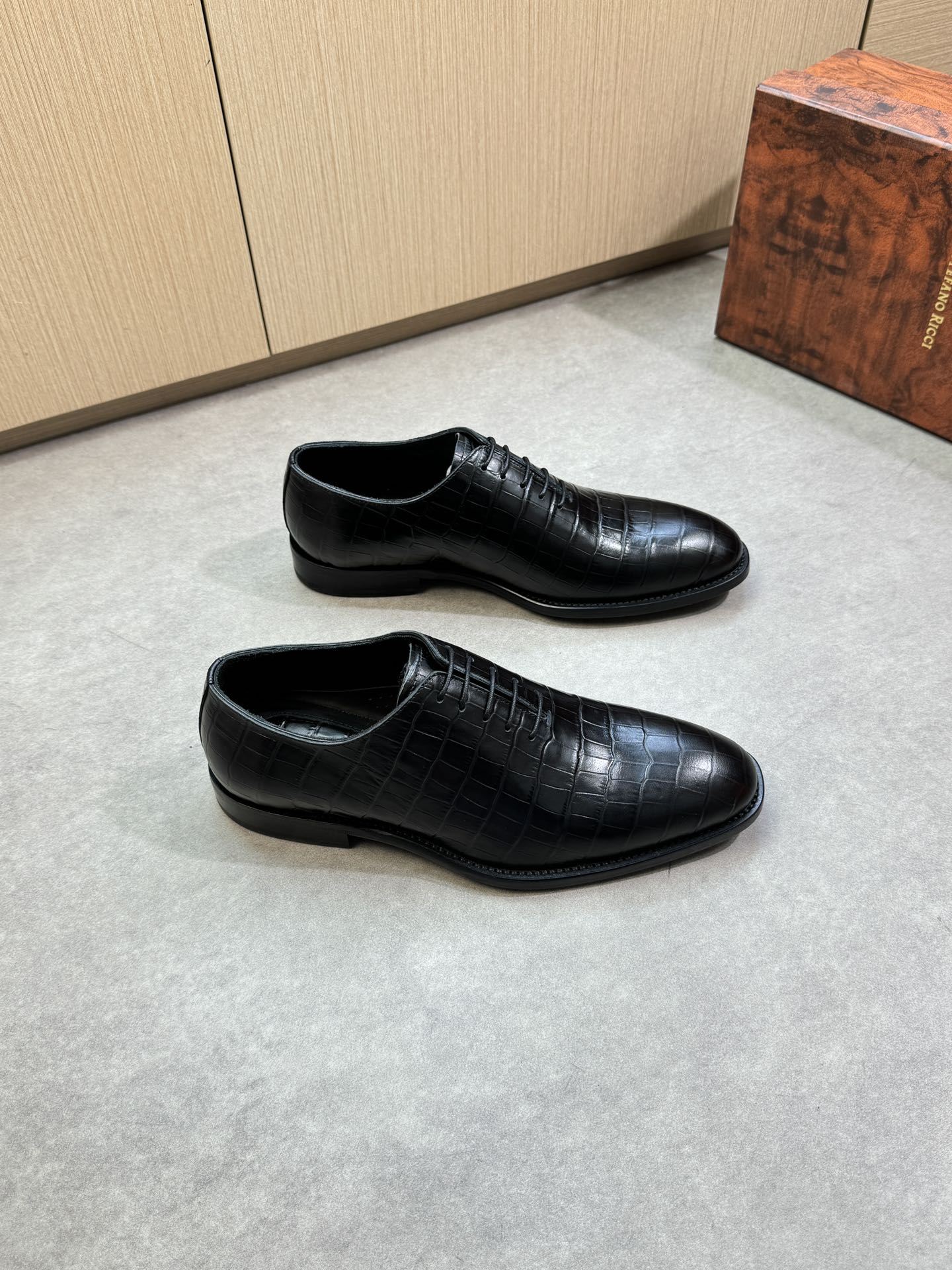 NO:358598,【Stefano Ricci】Stefano Rao Nich - High-end quality Original single · formal leather shoes - Imported crocodile pattern calf leather with perfect splicing - Inner water dyed cowhide - Outsole ultralight TPR rubber. Leather; Combined molded leather outsole - Ultra-high quality control · Fine workmanship highlighted (high-end · noble · grade) -Size 39-44 (38, 45, custom made)·ST0234,,cowhide,Leather soles19860909【Stefano Ricci】史蒂芬劳·尼治 -高端品质 原单·正装皮鞋 -鞋面进口鳄鱼纹小牛皮、完美拼接 -内里水染牛皮 -大底超轻TPR橡胶.真皮；组合成型真皮大底 -超高品控·做工精细凸显(高端·贵气·档次) -Size 39-44（38,45,可订做)·ST0234,,cowhide,Leather soles,Men's shoes