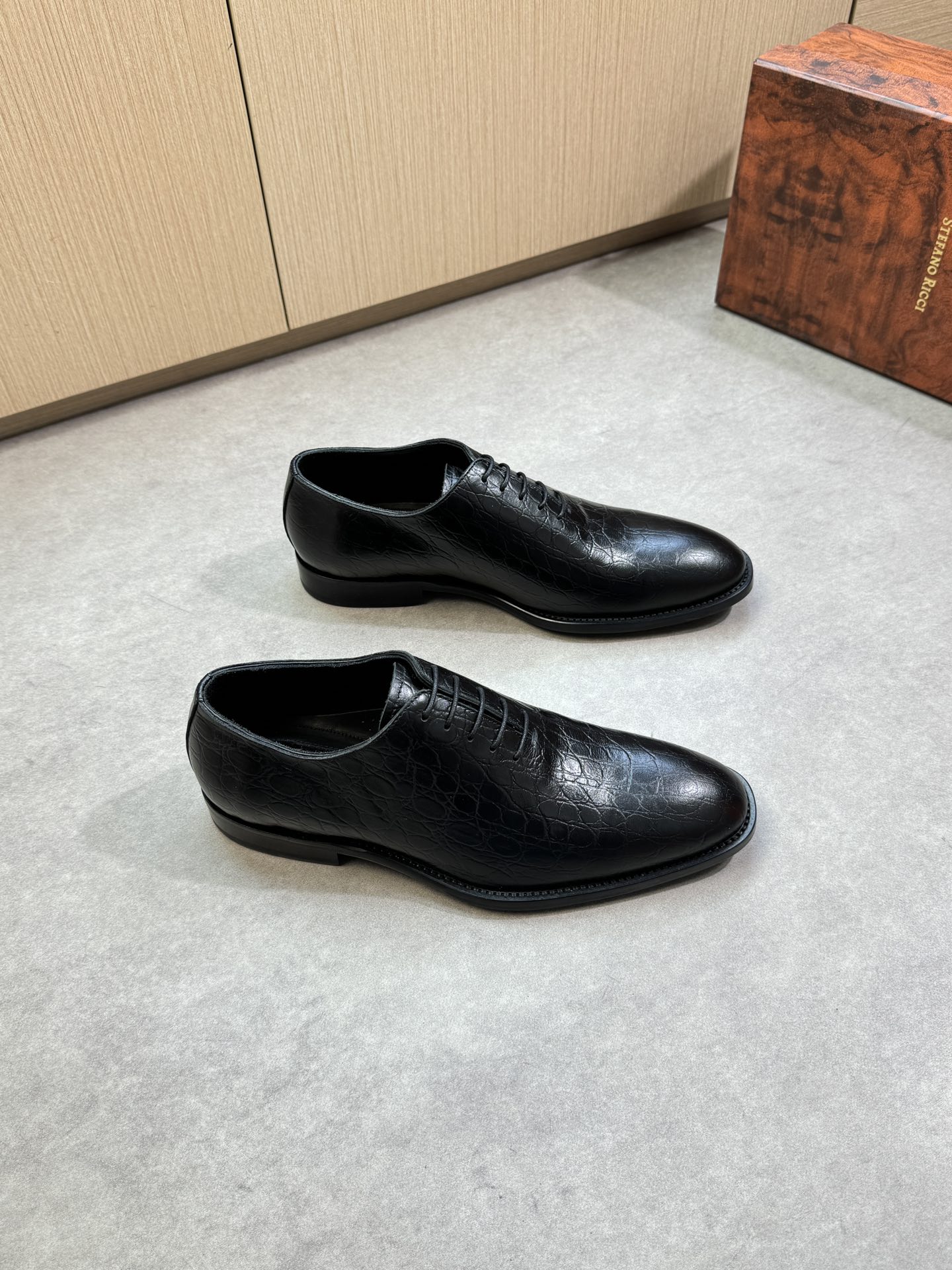 NO:358606,【Stefano Ricci】Stefano Rao Nich - High-end quality Original single · formal leather shoes - Imported stone pattern calfskin on the upper, perfect splicing - Inner water dyed cowhide - Outsole ultralight TPR rubber. Leather; Combined molded leather outsole - Ultra-high quality control · Fine workmanship highlighted (high-end · noble · grade) -Size 39-44 (38, 45, custom made)·ST0234,,cowhide,Leather soles19860909【Stefano Ricci】史蒂芬劳·尼治 -高端品质 原单·正装皮鞋 -鞋面进口石头纹小牛皮、完美拼接 -内里水染牛皮 -大底超轻TPR橡胶.真皮；组合成型真皮大底 -超高品控·做工精细凸显(高端·贵气·档次) -Size 39-44（38,45,可订做)·ST0234,,cowhide,Leather soles,Men's shoes