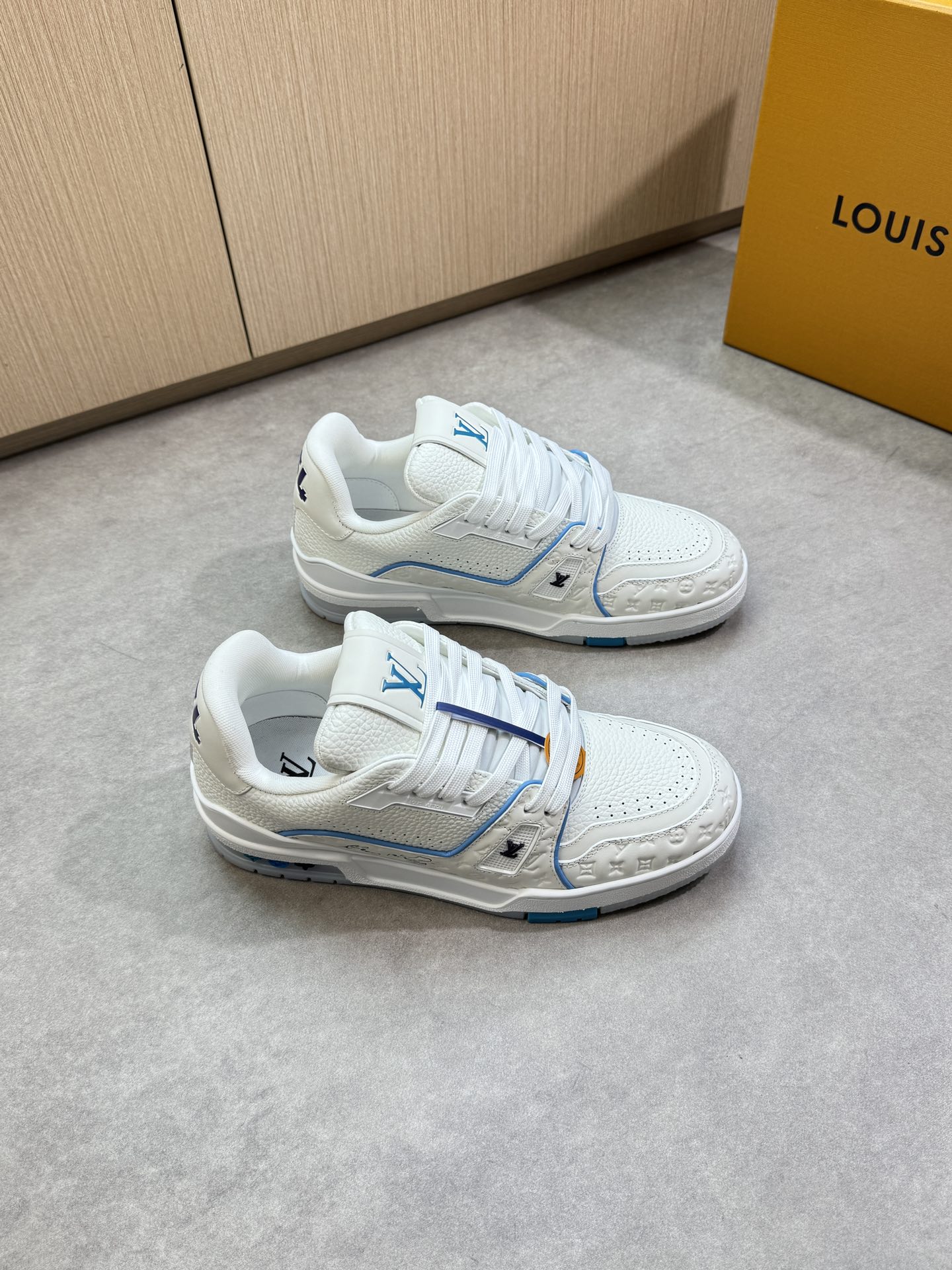 NO:358641,【Louis Vuitton】Louis Vuitton - High-end quality Original single couple outfit casual sneakers - Upper lying pattern calfskin, Napa calfskin air compressor brand totem, shoe body sewing brand plastic module, tongue. Heel. Silk screen high Zhoubo brand LOGO totem - Neil brand canvas - Outsole original TPR·rubber; Two-color molded outsole - Ultra-high quality control · fine workmanship highlight (high-end · noble · grade) -Size Women 35-39, men 39-44 (women 35, 40, men 38, 45, can be customized)·L067,,louis vuitton,louis vuitton,sneakers,cowhide19860909【Louis Vuitton】路易威登 -高端品质 原单·情侣装休闲运动鞋 -鞋面荔纹小牛皮、纳帕小牛皮空压品牌图腾、鞋身车缝品牌塑胶模块、鞋舌.后跟.丝印高周波品牌LOGO图腾 -内里品牌帆布 -大底原版TPR·橡胶；双色成型大底 -超高品控·做工精细凸显(高端·贵气·档次) -Size 女35-39,男39-44（女35、40、男38、45,可订做)·L067,,louis vuitton,louis vuitton,sneakers,cowhide,Men's shoes