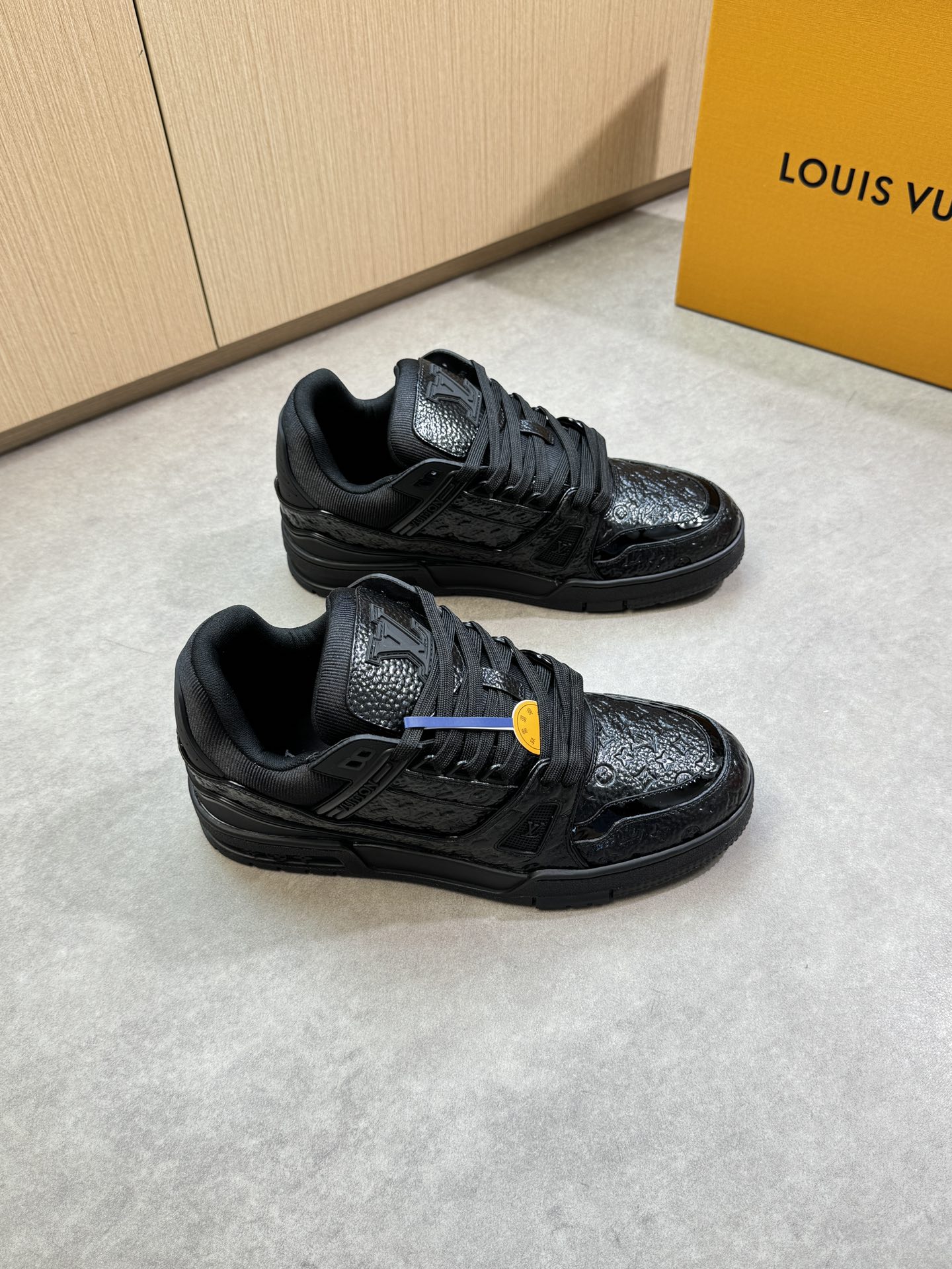 NO:358650,【Louis Vuitton】Louis Vuitton - High-end quality Original single casual sports shoes - High-gloss lyre-patterned calfskin, air-pressure brand totem, shoe body sewing brand plastic module, tongue. Heel. sewing brand LOGO module - Inner brand canvas - Outsole original TPR·rubber; Two-color molded outsole - Ultra-high quality control·fine workmanship highlight (high-end, noble, grade) -Size 39-44 (38, 45, custom made)·L067,,louis vuitton,louis vuitton,sneakers,cowhide19860909【Louis Vuitton】路易威登 -高端品质 原单·休闲运动鞋 -鞋面高光荔纹小牛皮、空压品牌图腾、鞋身车缝品牌塑胶模块、鞋舌.后跟.车缝品牌LOGO模块 -内里品牌帆布 -大底原版TPR·橡胶；双色成型大底 -超高品控·做工精细凸显(高端·贵气·档次) -Size 39-44（38、45,可订做)·L067,,louis vuitton,louis vuitton,sneakers,cowhide,Men's shoes