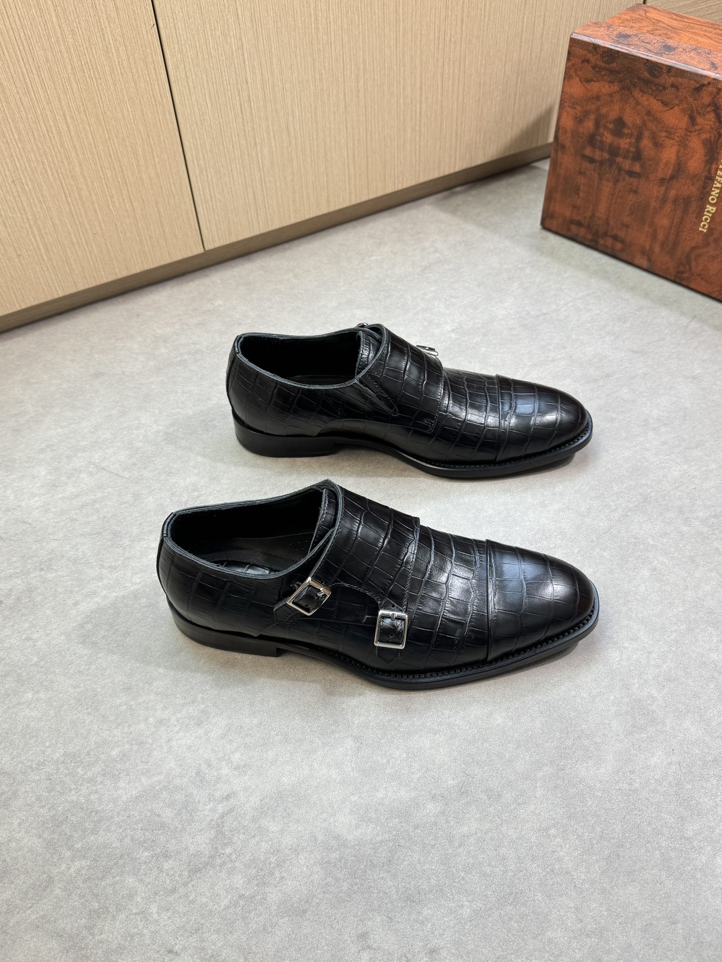 NO:358616,【Stefano Ricci】Stefano Rao Nich - High-end quality Original single · formal leather shoes - imported crocodile pattern calfskin, brand fastener decoration, perfect splicing - inner water dyed cowhide - outsole ultralight TPR rubber. genuine leather; combined molding leather outsole - ultra high quality control · fine workmanship highlight (high-end · noble · grade) -Size 39-44 (38, 45, custom made) ·ST0234, cowhide, Leather soles19860909【Stefano Ricci】史蒂芬劳·尼治 -高端品质 原单·正装皮鞋 -鞋面进口鳄鱼纹小牛皮、、品牌扣件装饰、完美拼接 -内里水染牛皮 -大底超轻TPR橡胶.真皮；组合成型真皮大底 -超高品控·做工精细凸显(高端·贵气·档次) -Size 39-44（38,45,可订做)·ST0234,,cowhide,Leather soles,Men's shoes