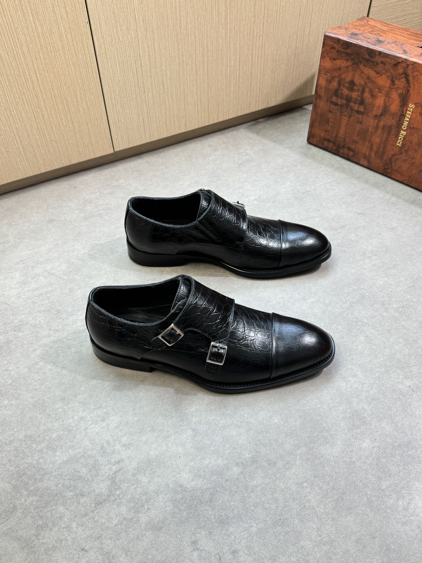 NO:358625,【Stefano Ricci】Stefano Rao Nich - High-end quality Original single · formal leather shoes - imported stone pattern calfskin on the upper, brand fastener decoration, perfect splicing - inner water dyed cowhide - outsole ultralight TPR rubber. genuine leather; combined molded leather outsole - ultra high quality control · fine workmanship highlighted (high-end · noble · grade) -Size 39-44 (38, 45, custom made) ·ST0234, cowhide, Leather soles19860909【Stefano Ricci】史蒂芬劳·尼治 -高端品质 原单·正装皮鞋 -鞋面进口石头纹小牛皮、、品牌扣件装饰、完美拼接 -内里水染牛皮 -大底超轻TPR橡胶.真皮；组合成型真皮大底 -超高品控·做工精细凸显(高端·贵气·档次) -Size 39-44（38,45,可订做)·ST0234,,cowhide,Leather soles,Men's shoes