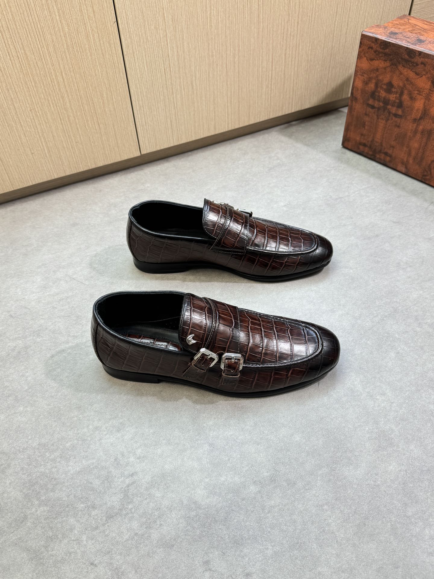 NO:358633,【Stefano Ricci】Stefano Nich - High-end quality Original single · formal leather shoes - Imported crocodile pattern calf leather, shoe Danqian stitching, brand fastener decoration - Inner water dyed cowhide - Outsole ultralight TPR rubber. Leather; Combined molded leather outsole - Ultra-high quality control · Fine workmanship highlight (high-end · noble · grade) -Size 39-44 (38, 45, custom made) ·ST0234,,cowhide,Leather soles19860909【Stefano Ricci】史蒂芬劳·尼治 -高端品质 原单·正装皮鞋 -鞋面进口鳄鱼纹小牛皮、鞋丹起股车缝线、品牌扣件装饰 -内里水染牛皮 -大底超轻TPR橡胶.真皮；组合成型真皮大底 -超高品控·做工精细凸显(高端·贵气·档次) -Size 39-44（38,45,可订做)·ST0234,,cowhide,Leather soles,Men's shoes