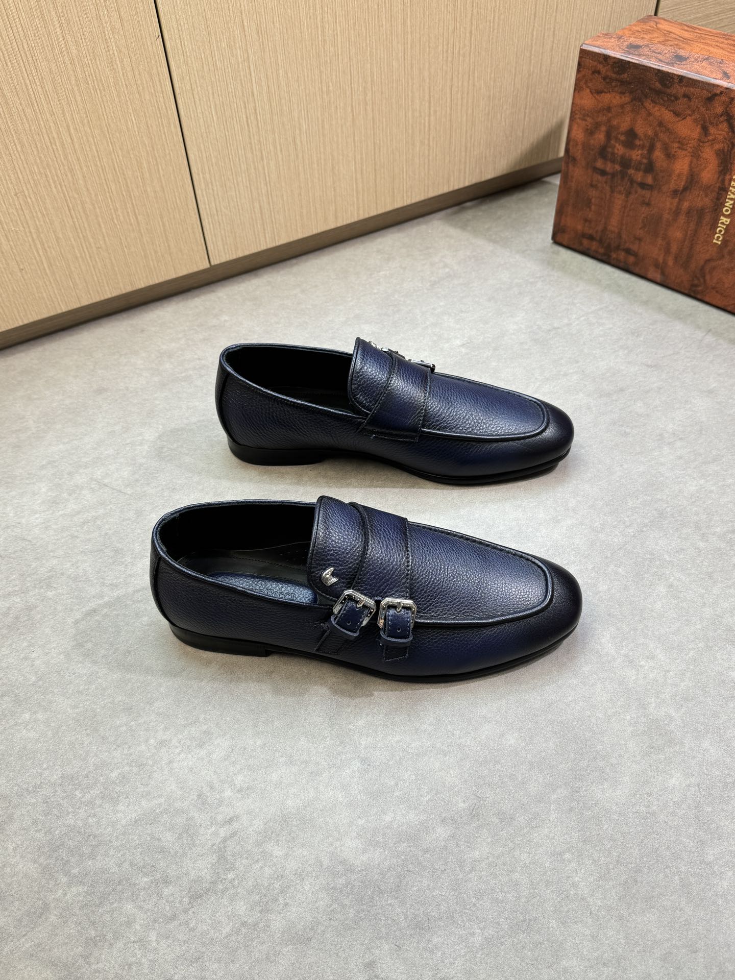 NO:358642,【Stefano Ricci】Stefano Rao Nich - High-end quality Original single · formal leather shoes - Imported lyre-pattern calf leather, shoe Danqian stitching, brand fastener decoration - Inner water dyed cowhide - Outsole ultra-light TPR rubber. Leather; Combined molded leather outsole - Ultra-high quality control·fine workmanship highlight (high-end, noble, grade) -Size 39-44 (38,45, custom made)·ST0234,,cowhide,Leather soles19860909【Stefano Ricci】史蒂芬劳·尼治 -高端品质 原单·正装皮鞋 -鞋面进口荔纹纹小牛皮、鞋丹起股车缝线、品牌扣件装饰 -内里水染牛皮 -大底超轻TPR橡胶.真皮；组合成型真皮大底 -超高品控·做工精细凸显(高端·贵气·档次) -Size 39-44（38,45,可订做)·ST0234,,cowhide,Leather soles,Men's shoes