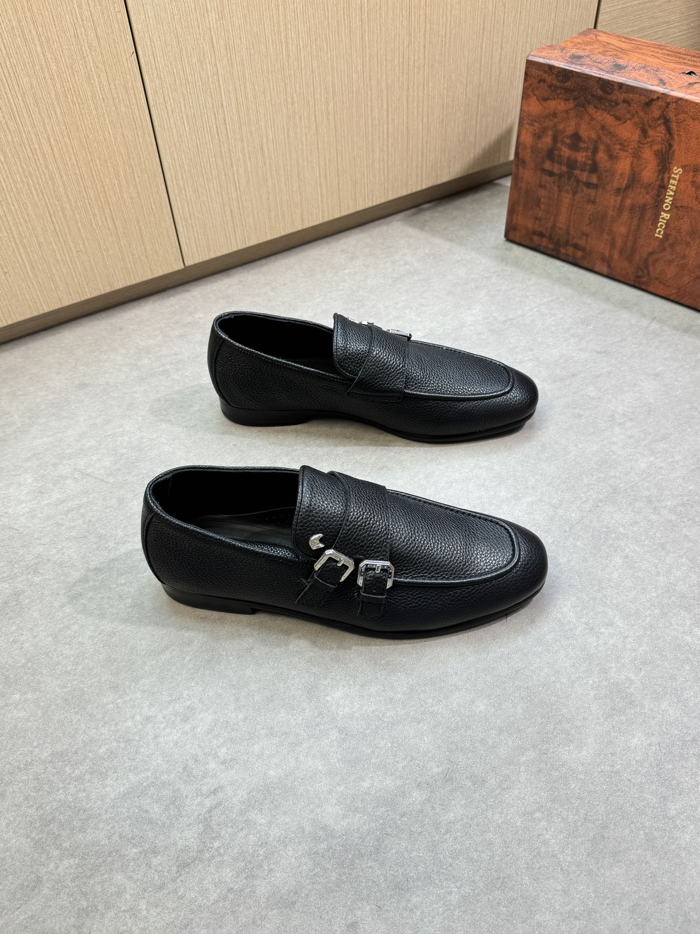 NO:358562,【Stefano Ricci】Stefano Rao Nich - High-end quality Original single · formal leather shoes - Imported lychee pattern calfskin, shoe Danqian stitching, brand fastener decoration - Inner water dyed cowhide - Outsole ultralight TPR rubber. Leather; Combined molded leather outsole - Ultra-high quality control·fine workmanship highlight (high-end, noble, grade) -Size 39-44 (38,45, custom made)·ST0234,,cowhide,Leather soles19860909【Stefano Ricci】史蒂芬劳·尼治 -高端品质 原单·正装皮鞋 -鞋面进口荔枝纹小牛皮、鞋丹起股车缝线、品牌扣件装饰 -内里水染牛皮 -大底超轻TPR橡胶.真皮；组合成型真皮大底 -超高品控·做工精细凸显(高端·贵气·档次) -Size 39-44（38,45,可订做)·ST0234,,cowhide,Leather soles,Men's shoes