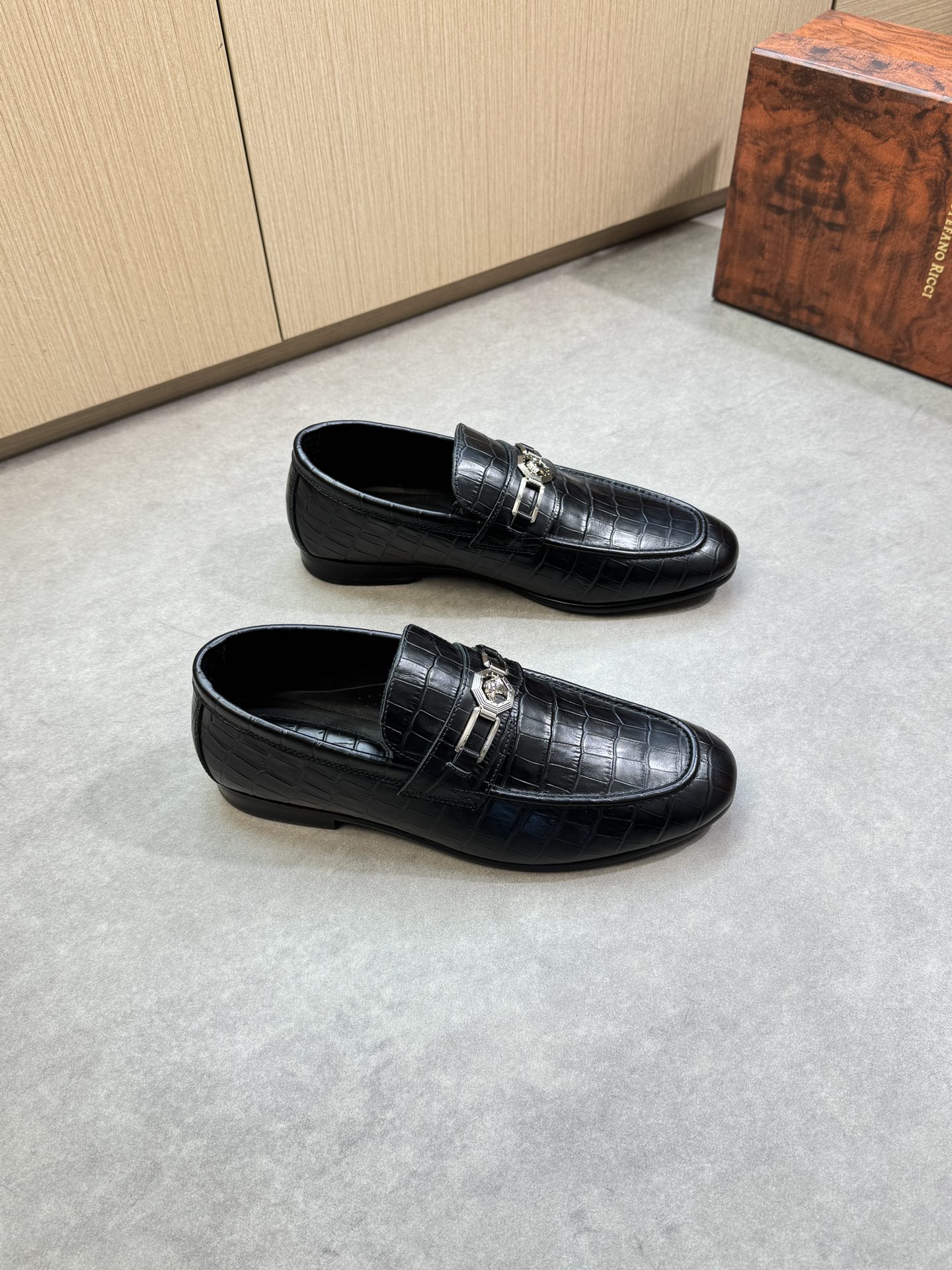 NO:358572,【Stefano Ricci】Stefano Rao Nich - High-end quality Original single · formal leather shoes - Imported crocodile pattern calf leather, shoe Danqian stitching, brand fastener decoration - Inner water dyed cowhide - Outsole ultralight TPR rubber. Leather; Combined molded leather outsole - Ultra-high quality control · Fine workmanship highlight (high-end · noble · grade) -Size 39-44 (38, 45, custom made) ·ST0234,,cowhide,Leather soles19860909【Stefano Ricci】史蒂芬劳·尼治 -高端品质 原单·正装皮鞋 -鞋面进口鳄鱼纹小牛皮、鞋丹起股车缝线、品牌扣件装饰 -内里水染牛皮 -大底超轻TPR橡胶.真皮；组合成型真皮大底 -超高品控·做工精细凸显(高端·贵气·档次) -Size 39-44（38,45,可订做)·ST0234,,cowhide,Leather soles,Men's shoes