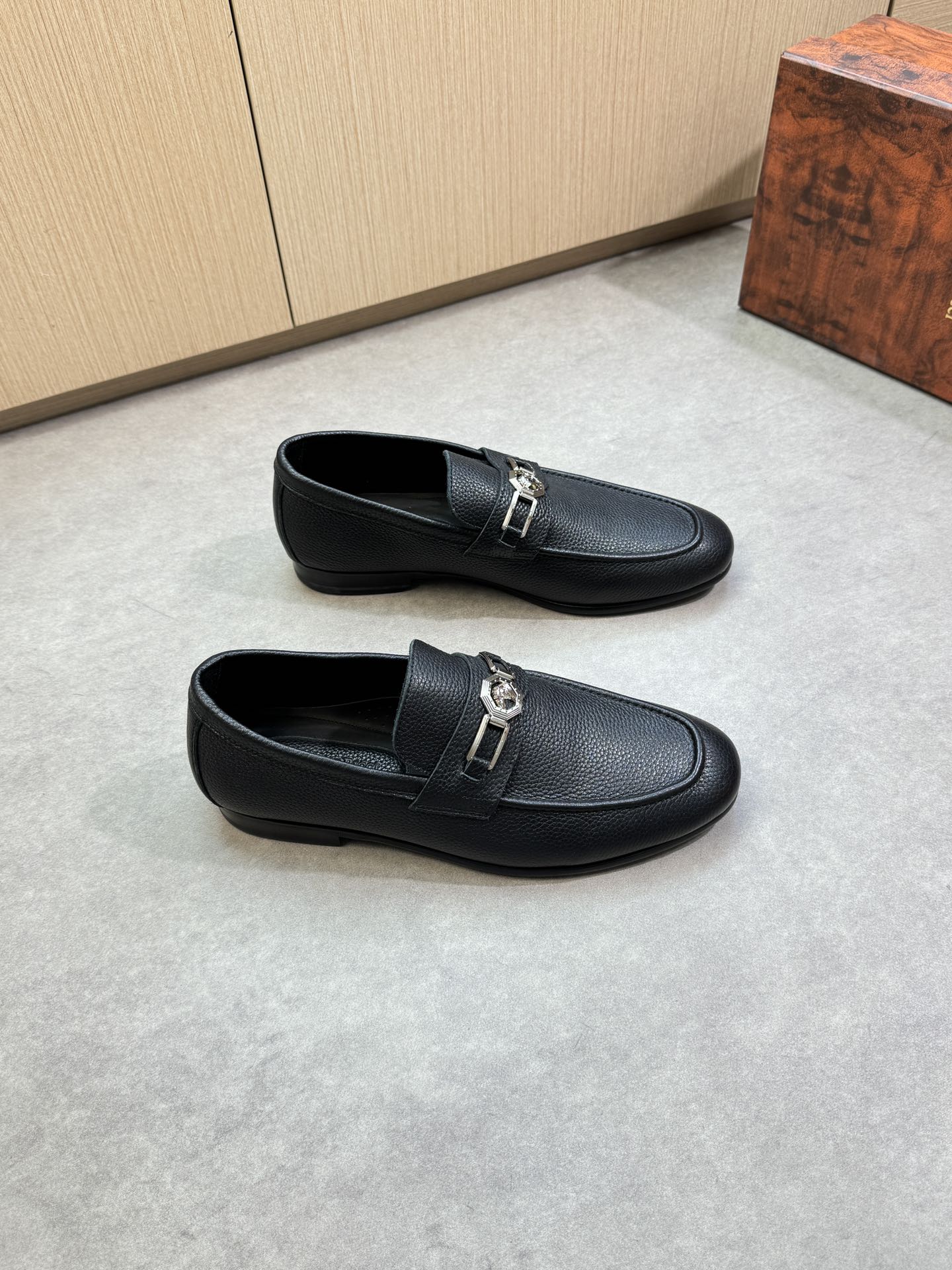 NO:358582,【Stefano Ricci】Stefano Rao Nich - High-end quality Original single · formal leather shoes - Imported lychee pattern calfskin, shoe Danqian stitching, brand fastener decoration - Inner water dyed cowhide - Outsole ultralight TPR rubber. Leather; Combined molded leather outsole - Ultra-high quality control·fine workmanship highlight (high-end, noble, grade) -Size 39-44 (38,45, custom made)·ST0234,,cowhide,Leather soles19860909【Stefano Ricci】史蒂芬劳·尼治 -高端品质 原单·正装皮鞋 -鞋面进口荔枝纹小牛皮、鞋丹起股车缝线、品牌扣件装饰 -内里水染牛皮 -大底超轻TPR橡胶.真皮；组合成型真皮大底 -超高品控·做工精细凸显(高端·贵气·档次) -Size 39-44（38,45,可订做)·ST0234,,cowhide,Leather soles,Men's shoes