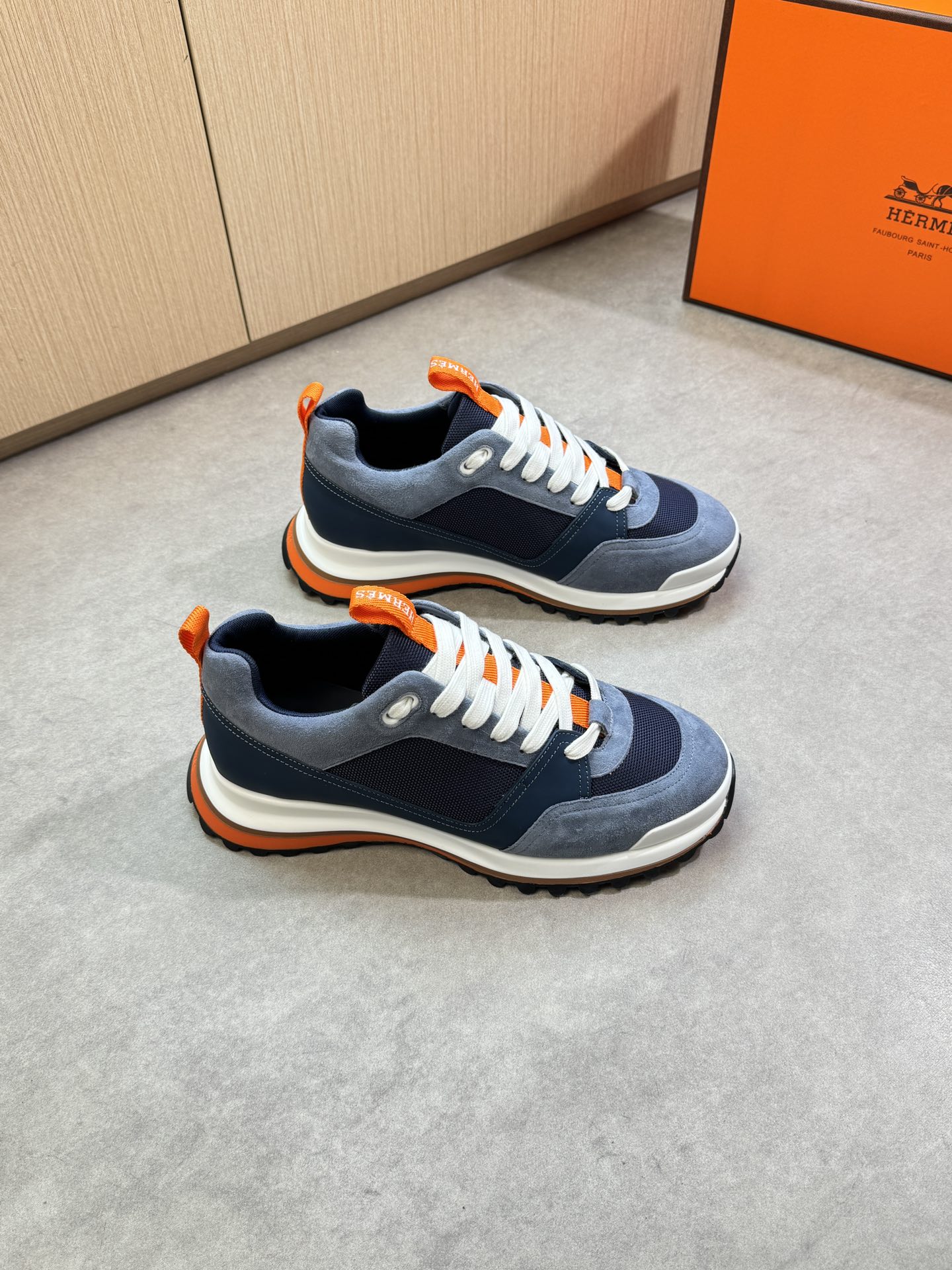NO:358590,【HERMES】HERMES - High-end quality Original single casual sports shoes - Upper Napa calfskin, reverse velvet Yangjing leather, brand high mercerized canvas, tongue. Heel. Brand logo webbing - Inner brand canvas, foot pads; Water dye cowhide - Outsole ultra-light TPU foaming·rubber; Two-color molded outsole - Ultra-high quality control·fine workmanship highlighting (high-end·noble·grade) -Size 39-44 (38,45, custom made)·0479,,hermes,hermes,sneakers,cowhide,sheep19860909【 HERMES】爱马仕 -高端品质 原单·休闲运动鞋 -鞋面纳帕小牛皮、反绒羊京皮、品牌高丝光帆布、鞋舌.后跟.品牌logo织带 -内里品牌帆布,垫脚；水染牛皮 -大底超轻TPU发泡·橡胶；双色成型大底 -超高品控·做工精细凸显(高端·贵气·档次) -Size 39-44（38,45,可订做)·0479,,hermes,hermes,sneakers,cowhide,sheep,Men's shoes