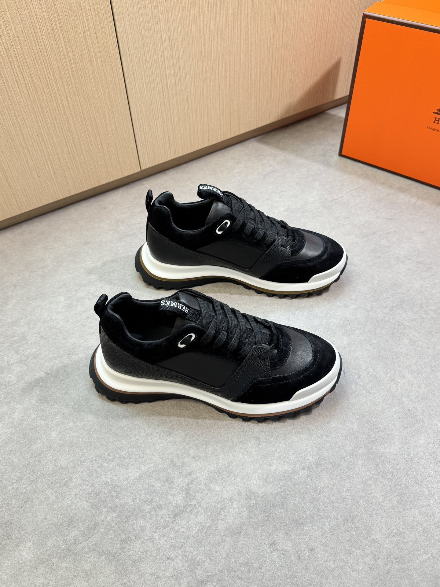 NO:358599,【HERMES】HERMES - High-end quality Original single · Casual sports shoes - Upper Napa calfskin, reverse velvet yangjing leather, tongue. Heel. Brand logo webbing - Inner brand canvas, foot pads; Water dye cowhide - Outsole ultra-light TPU foaming·rubber; Two-color molded outsole - Ultra-high quality control·fine workmanship highlighting (high-end·noble·grade) -Size 39-44 (38,45, custom made)·0479,,hermes,hermes,sneakers,cowhide,sheep19860909【 HERMES】爱马仕 -高端品质 原单·休闲运动鞋 -鞋面纳帕小牛皮、反绒羊京皮、鞋舌.后跟.品牌logo织带 -内里品牌帆布,垫脚；水染牛皮 -大底超轻TPU发泡·橡胶；双色成型大底 -超高品控·做工精细凸显(高端·贵气·档次) -Size 39-44（38,45,可订做)·0479,,hermes,hermes,sneakers,cowhide,sheep,Men's shoes