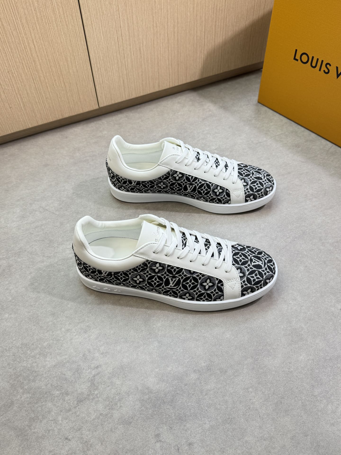 NO:345492,【Louis Vuitton】Louis Vuitton - High-end quality Original single casual sports shoes - Upper Napa calfskin, brand totem canvas cloth, shoe body. Heel; Silk-print brand logo - Inner water dyed cowhide - Outsole ultra-light TPR·rubber; Formed sole - Ultra-high quality control·fine workmanship highlighted (high-end, noble, grade) -Size 38-44 (45, custom made)·L0117,,louis vuitton,louis vuitton,cowhide19860909【Louis Vuitton】路易威登 -高端品质 原单·休闲运动板鞋 -鞋面纳帕小牛皮、品牌图腾帆布布匹、鞋身.后跟；丝印品牌Logo -内里水染牛皮 -大底超轻TPR·橡胶; 成型大底 -超高品控·做工精细凸显(高端·贵气·档次) -Size 38-44（45,可订做)·L0117,,louis vuitton,louis vuitton,cowhide,Men's shoes