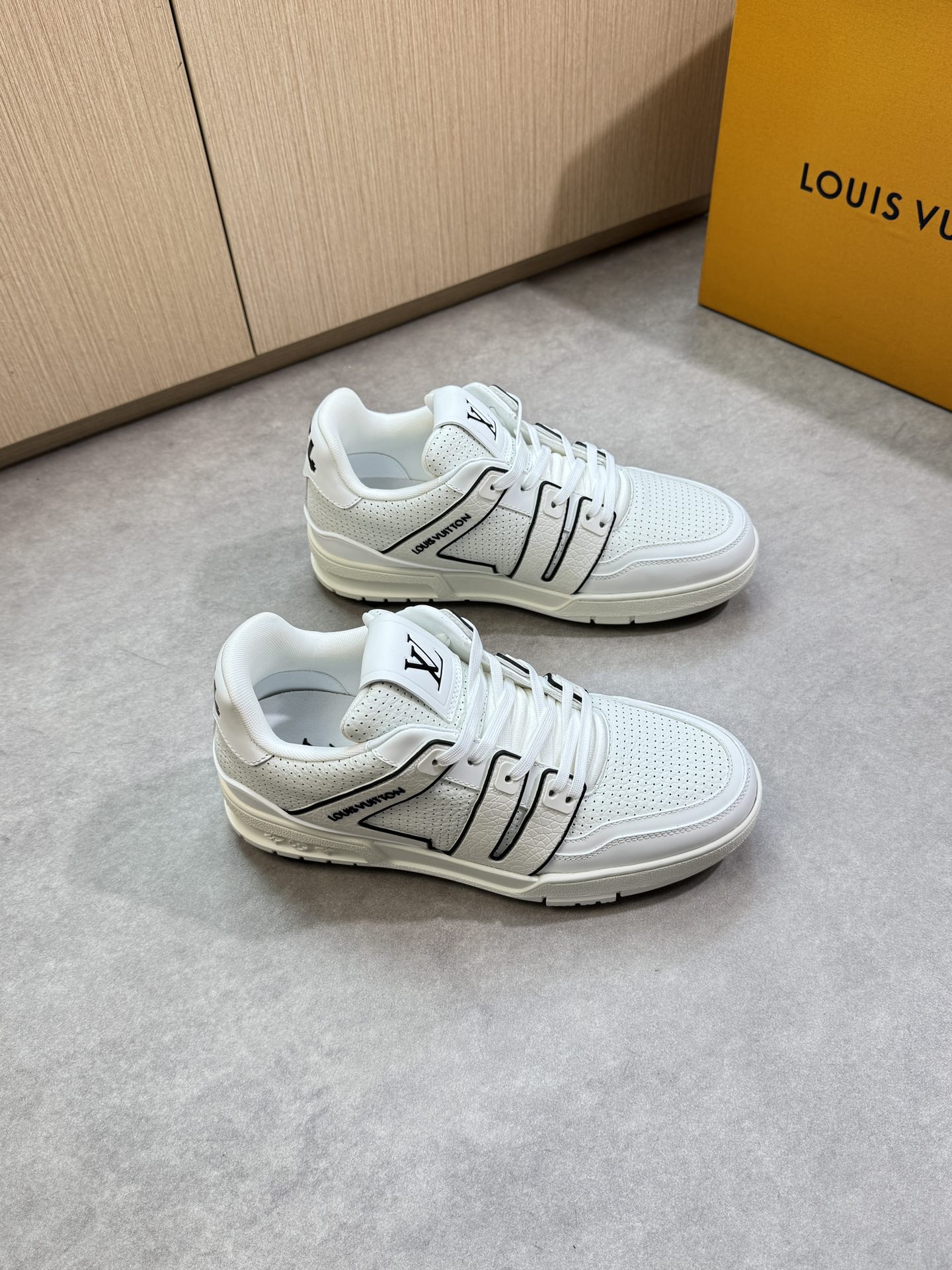 NO:345502,【Louis Vuitton】Louis Vuitton - High-end quality Original single casual sports shoes - Upper Napa calfskin, lychew calfskin punching process, shoe body sewing brand totem injection module, tongue. Heel; Silk-printed high-cycle brand LOGO - Neil brand canvas - Outsole original TPR rubber; Two-color molded outsole - Ultra-high quality control · Fine workmanship highlight (high-end, noble, grade) - Size 39-44 (38,45, custom made)·L0111,,louis vuitton,louis vuitton,sneakers,cowhide19860909【Louis Vuitton】路易威登 -高端品质 原单·休闲运动鞋 -鞋面纳帕小牛皮、荔纹小牛皮打孔工艺、鞋身车缝品牌图腾注塑模块、鞋舌.后跟；丝印高周波品牌LOGO -内里品牌帆布 -大底原版TPR橡胶；双色成型大底 -超高品控·做工精细凸显(高端·贵气·档次) -Size 39-44（38,45,可订做)·L0111,,louis vuitton,louis vuitton,sneakers,cowhide,Men's shoes