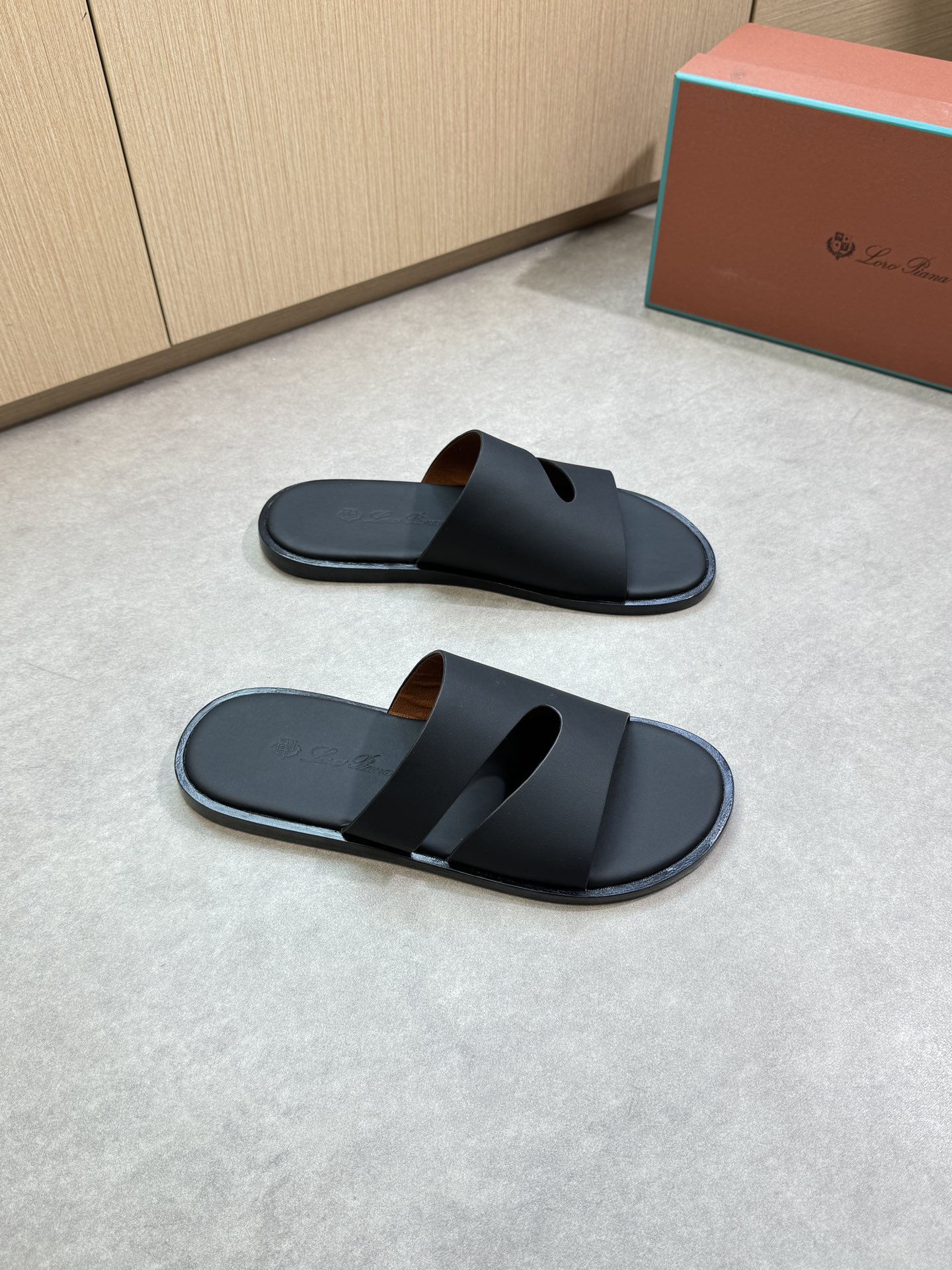 NO:345517,【Loro piano】LP Nouo Piana - High-end quality Original single casual classic sandals - Imported upper full grain Napa calfskin, foot pad air compressor brand logo - Inner foot pad; Napa calfskin - Outsole water-packing table·rubber; Combined molding leather outsole - Ultra-high quality control·fine workmanship highlighting (high-end, noble, grade) -Size suggestions; (slippers are taken in one size to the big shot) 39-44 (38, 45, 46, can be customized)·0156,,loro piano,loro piano,slippers,cowhide,Leather soles19860909【Loro piana】LP诺悠翩雅  -高端品质 原单·休闲经典凉拖鞋 -鞋面进口全粒面纳帕小牛皮、垫脚空压品牌logo -内里垫脚；纳帕小牛皮 -大底包水台·橡胶；组合成型真皮大底 -超高品控·做工精细凸显(高端·贵气·档次) -Size 建议;(拖鞋往大拍一码)39-44（38,45,46,可订做)·0156,,loro piana,loro piana,slippers,cowhide,Leather soles,Men's shoes