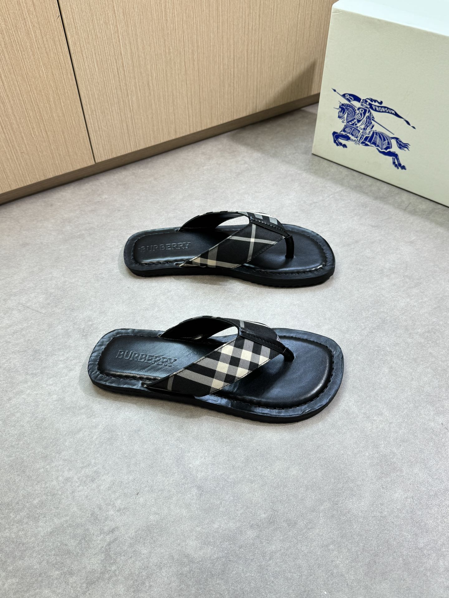 NO:345528,【BURBERRY】Burberry - High-end quality Original single casual sandals - Upper imported brand totem cloth, Napa calfskin, footbed water dyed sheepskin air compressor brand logo - Outsole ultra-light TPU foaming·rubber; molded outsole - Ultra-high quality control·fine workmanship highlighted (high-end, noble, grade) -Size 39-44 (38, 45, 46, custom made)·BB1100,,burberry,burberry,slippers,cowhide,sheepskin19860909【 BURBERRY】巴宝莉 -高端品质 原单·休闲凉拖鞋 -鞋面进口品牌图腾布匹、纳帕小牛皮、垫脚水染羊皮空压品牌logo -大底超轻TPU发泡·橡胶; 成型大底 -超高品控·做工精细凸显(高端·贵气·档次) -Size 39-44（38,45,46,可订做)·BB1100,,burberry,burberry,slippers,cowhide,sheepskin,Men's shoes