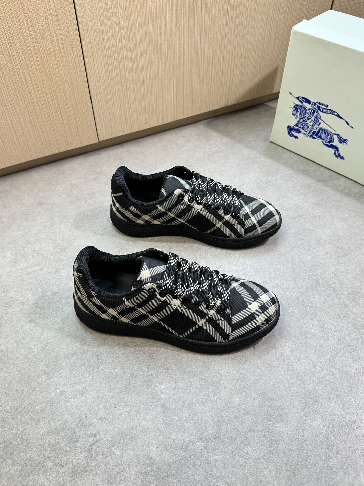 NO:345548,【BURBERRY】Burberry - High-end quality Original single · Casual sports shoes - Upper imported brand totem cloth, shoe tongue brand cloth - Inner lining canvas net inner lining, foot pad; water dye cowhide - Ultra-light TPR rubber; Two-color molded sole - Ultra-high quality control · Fine workmanship highlighted (high-end · noble · grade) -Size 39-44 (38, 45, custom made)·BB1100,,burberry,burberry,cowhide19860909【 BURBERRY】巴宝莉  -高端品质 原单·休闲运动板鞋 -鞋面进口品牌图腾布匹、鞋舌品牌布标 -内里帆布网内里,垫脚；水染牛皮 -大底超轻TPR橡胶; 双色成型大底 -超高品控·做工精细凸显(高端·贵气·档次) -Size 39-44（38,45,可订做)·BB1100,,burberry,burberry,cowhide,Men's shoes