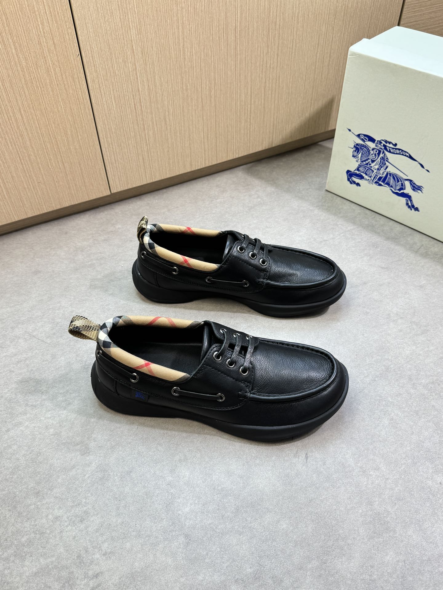NO:345590,【BURBERRY】Burberry - High-end quality Original single casual sports shoes - Imported lying pattern calfskin on the upper, shoe brand totem cloth bag cotton, shoe Dan hand-stitched string mark thread - inner water dyed sheepskin - outsole ultra-light TPR. Rubber; two-color molded sole - ultra-high quality control·fine workmanship highlighted (high-end, noble, grade) -Size 39-44 (38,45, custom made)·BB1100,,burberry,burberry,cowhide,sheepskin19860909【 BURBERRY】巴宝莉  -高端品质 原单休闲运动板鞋 -鞋面进口荔纹小牛皮、鞋口品牌图腾布匹包棉、鞋丹手工串缝马克线 -内里水染羊皮 -大底超轻TPR.橡胶; 双色成型大底 -超高品控·做工精细凸显(高端·贵气·档次) -Size 39-44（38,45,可订做)·BB1100,,burberry,burberry,cowhide,sheepskin,Men's shoes