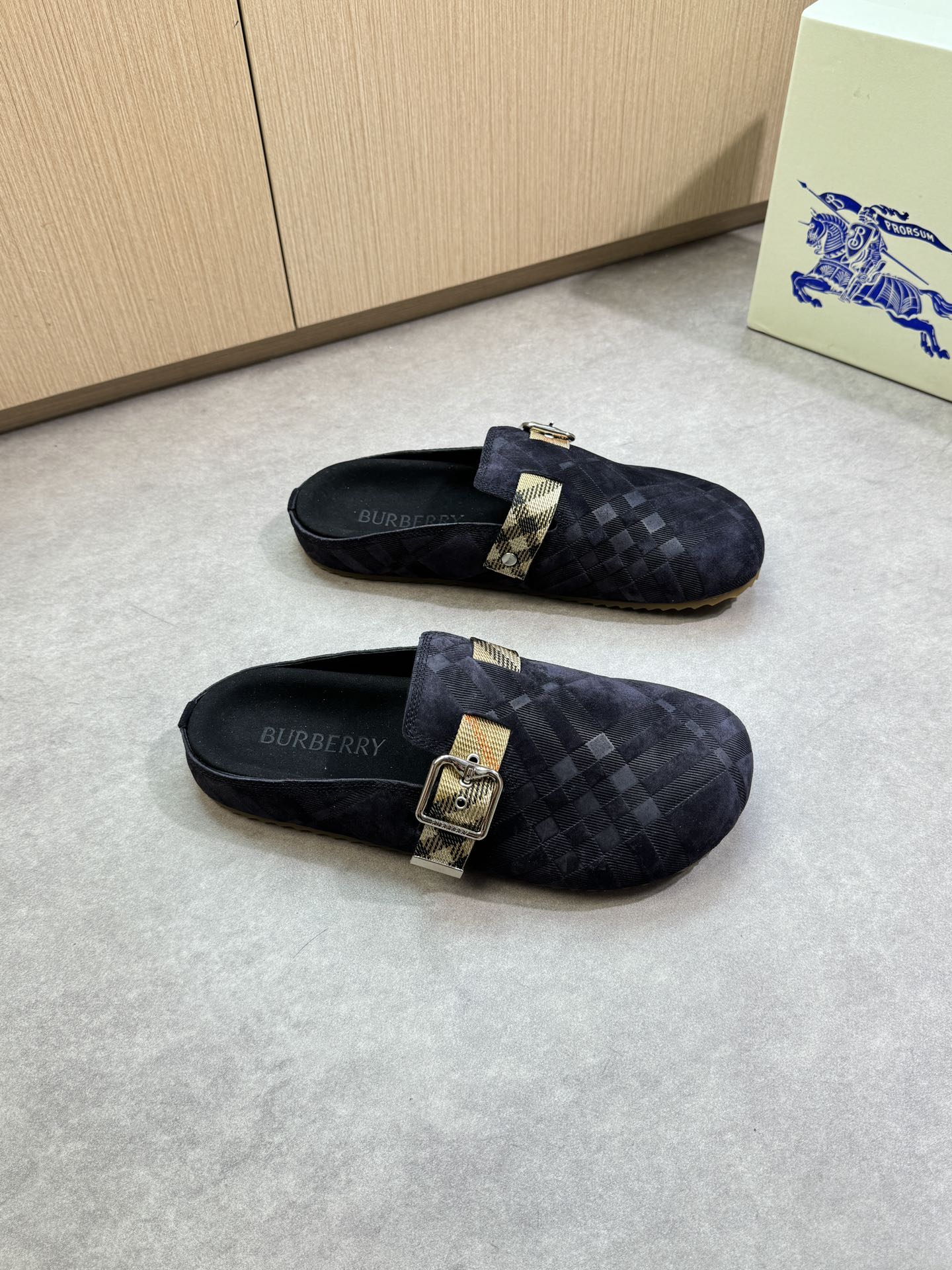 NO:346062,【BURBERRY】Burberry - High-end quality Original single casual sandals - Upper imported reverse velvet calfskin air compressor brand totem, brand webbing, brand metal fastener - Outsole ultra-light TPR·rubber; molded outsole - Ultra-high quality control, fine workmanship highlighted (high-end, noble, grade) -Size 39-44 (38, 45, 46, custom made)·BB1100,,burberry,burberry,slippers,cowhide19860909【 BURBERRY】巴宝莉 -高端品质 原单·休闲凉拖鞋 -鞋面进口反绒小牛皮空压品牌图腾、品牌织带、品牌金属扣件 -大底超轻TPR·橡胶; 成型大底 -超高品控·做工精细凸显(高端·贵气·档次) -Size 39-44（38,45,46,可订做)·BB1100,,burberry,burberry,slippers,cowhide,Men's shoes