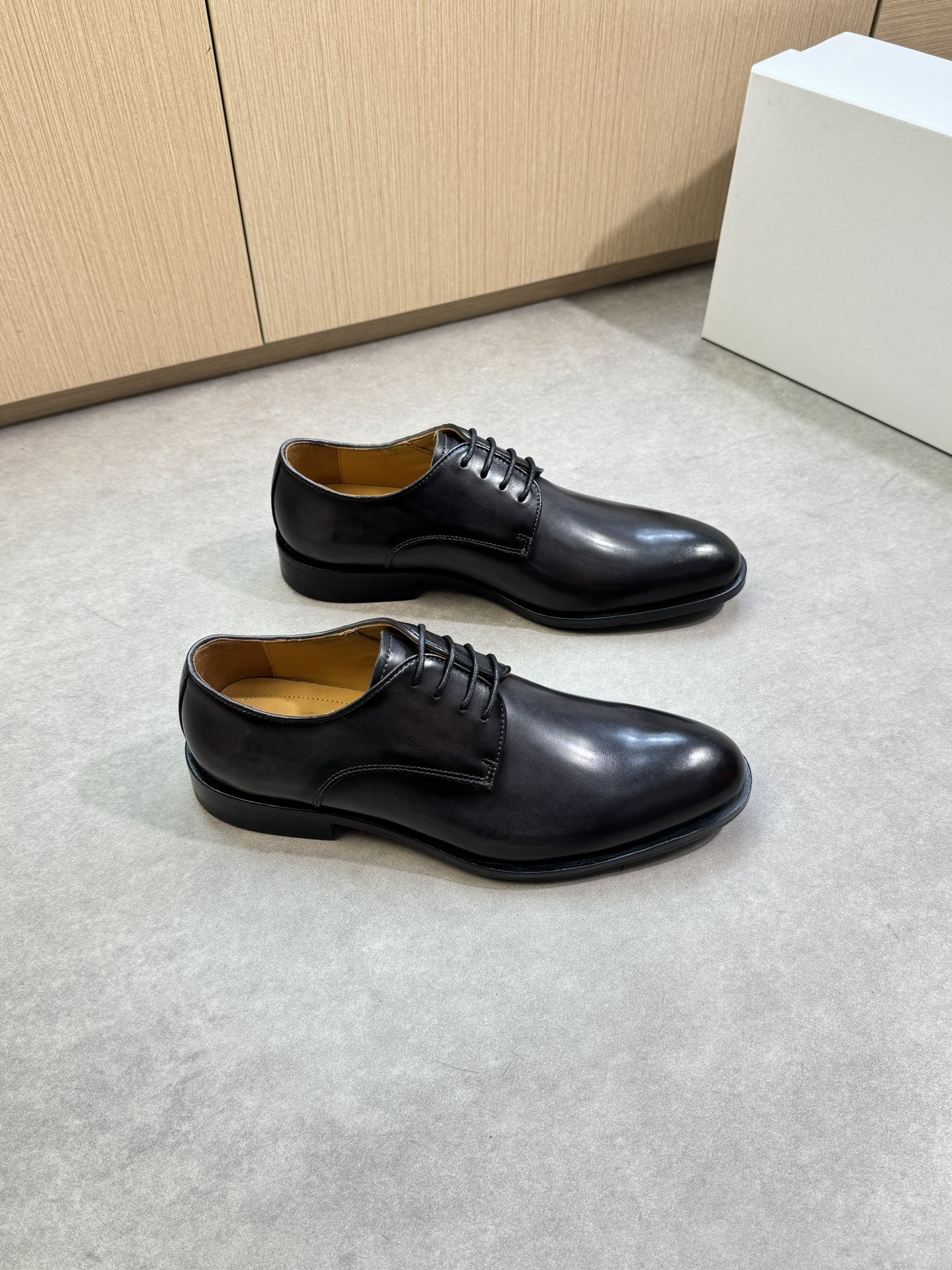 NO:346083,【Berluti】Berluti (Bruti) - High-end quality Original single casual sports shoes - Upper New Zealand imported Napa cowhide leather embryo, pure hand-made color change technology, shoe car spiral technology - Inner water dye cowhide - Outsole ultra-light TPR rubber· genuine leather; Combined molded leather outsole - Ultra-high quality control·fine workmanship highlights (high-end, noble, grade) -Size 39-44 (38, 45, 46, custom made)·B0678,,sneakers,cowhide,Leather soles19860909【 Berluti】伯尔鲁帝(布鲁提) -高端品质 原单·休闲运动鞋 -鞋面新西兰进口纳帕牛皮皮胚、纯手工改色工艺、鞋口车滚边工艺 -内里水染牛皮 -大底超轻TPR橡胶·真皮；组合成型真皮大底 -超高品控·做工精细凸显( 高端·贵气·档次 ) -Size 39-44（38,45,46,可订做)·B0678,,sneakers,cowhide,Leather soles,Men's shoes