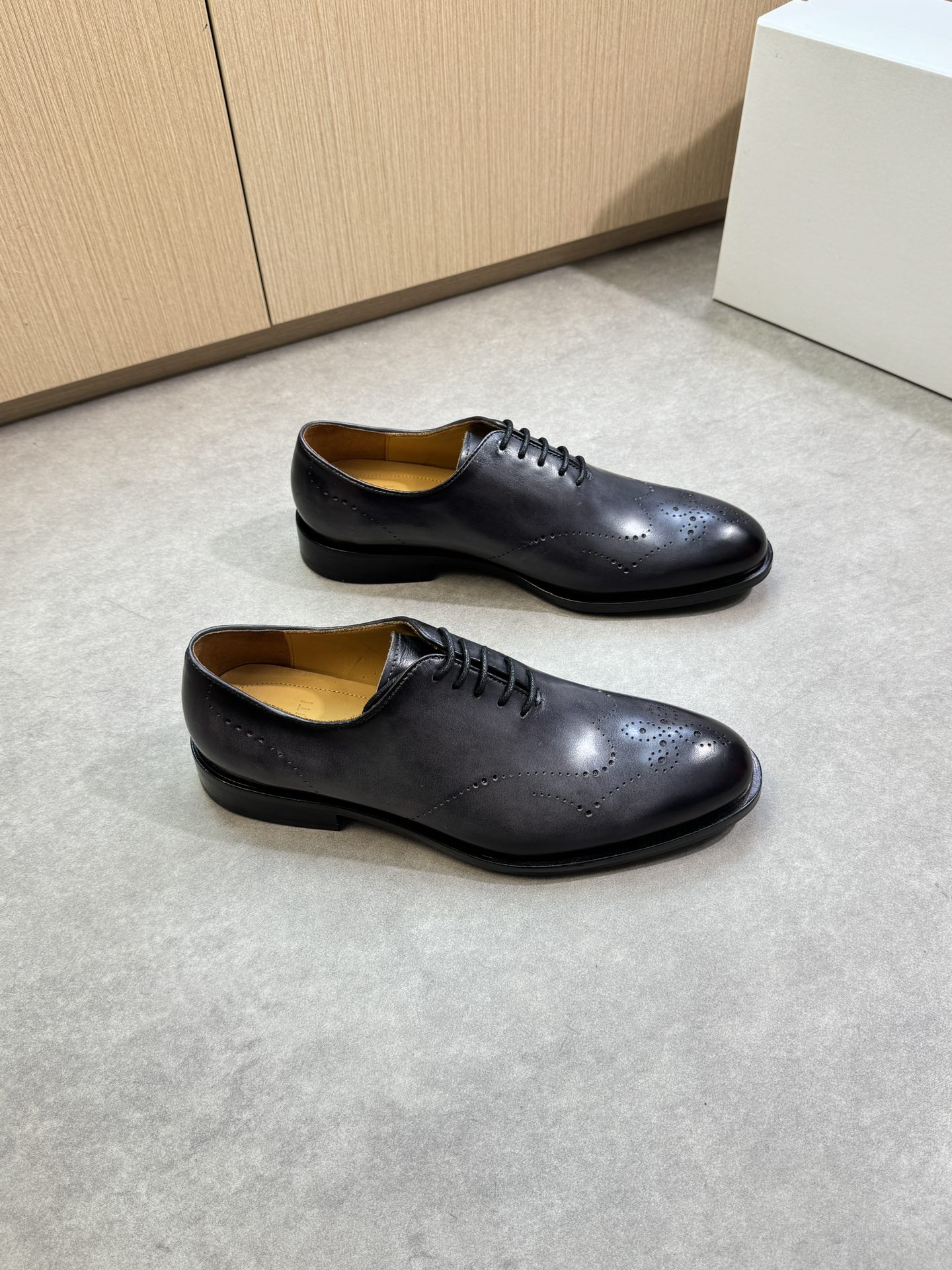 NO:346104,【Berluti】Berluti (Bruti) - High-end quality Original single casual sports shoes - Upper New Zealand imported Napa cowhide leather embryo, pure hand-punched and color-changing technology, shoe car spiral technology - Inner water dyed cowhide - Outsole ultra-light TPR rubber· genuine leather; Combined molded leather outsole - Ultra-high quality control·fine workmanship highlights (high-end, noble, grade) -Size 39-44 (38, 45, 46, custom made)·B0678,,sneakers,cowhide,Leather soles19860909【 Berluti】伯尔鲁帝(布鲁提) -高端品质 原单·休闲运动鞋 -鞋面新西兰进口纳帕牛皮皮胚、纯手工打孔改色工艺、鞋口车滚边工艺 -内里水染牛皮 -大底超轻TPR橡胶·真皮；组合成型真皮大底 -超高品控·做工精细凸显( 高端·贵气·档次 ) -Size 39-44（38,45,46,可订做)·B0678,,sneakers,cowhide,Leather soles,Men's shoes