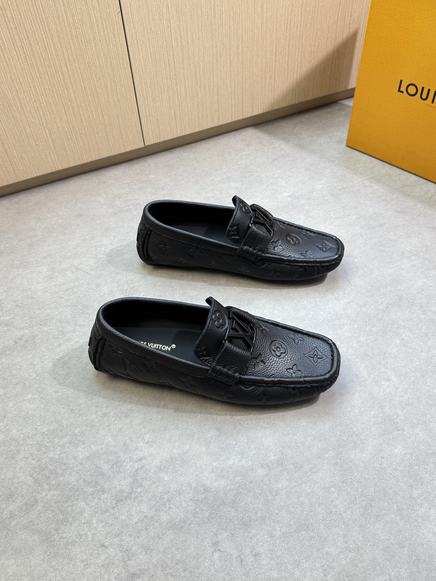 NO:346928,【Louis Vuitton】Louis Vuitton - High-end quality Original single casual bag shoes (boat shoes) - Original lying pattern calfskin air compressor brand totem, brand metal fastener horizontal decoration, shoe Dan hand-stitched string sewing mark thread - Inner water dye cowhide - Outsole ultra light · TPR rubber; inlaid molding outsole - Ultra high quality control · fine workmanship highlight (high-end · noble · grade) -Size 39-44 (38, 45, 46, 47, custom made)·0132,,louis vuitton,louis vuitton,cowhide19860909【Louis Vuitton】路易威登 -高端品质 原单·休闲套包鞋(船鞋) -原版荔纹小牛皮空压品牌图腾、品牌金属扣件横担装饰、鞋丹手工串缝马克线 -内里水染牛皮 -大底超轻·TPR橡胶；镶嵌式成型大底 -超高品控·做工精细凸显(高端·贵气·档次) -Size 39-44（38,45,46,47,可订做)·0132,,louis vuitton,louis vuitton,cowhide,Men's shoes