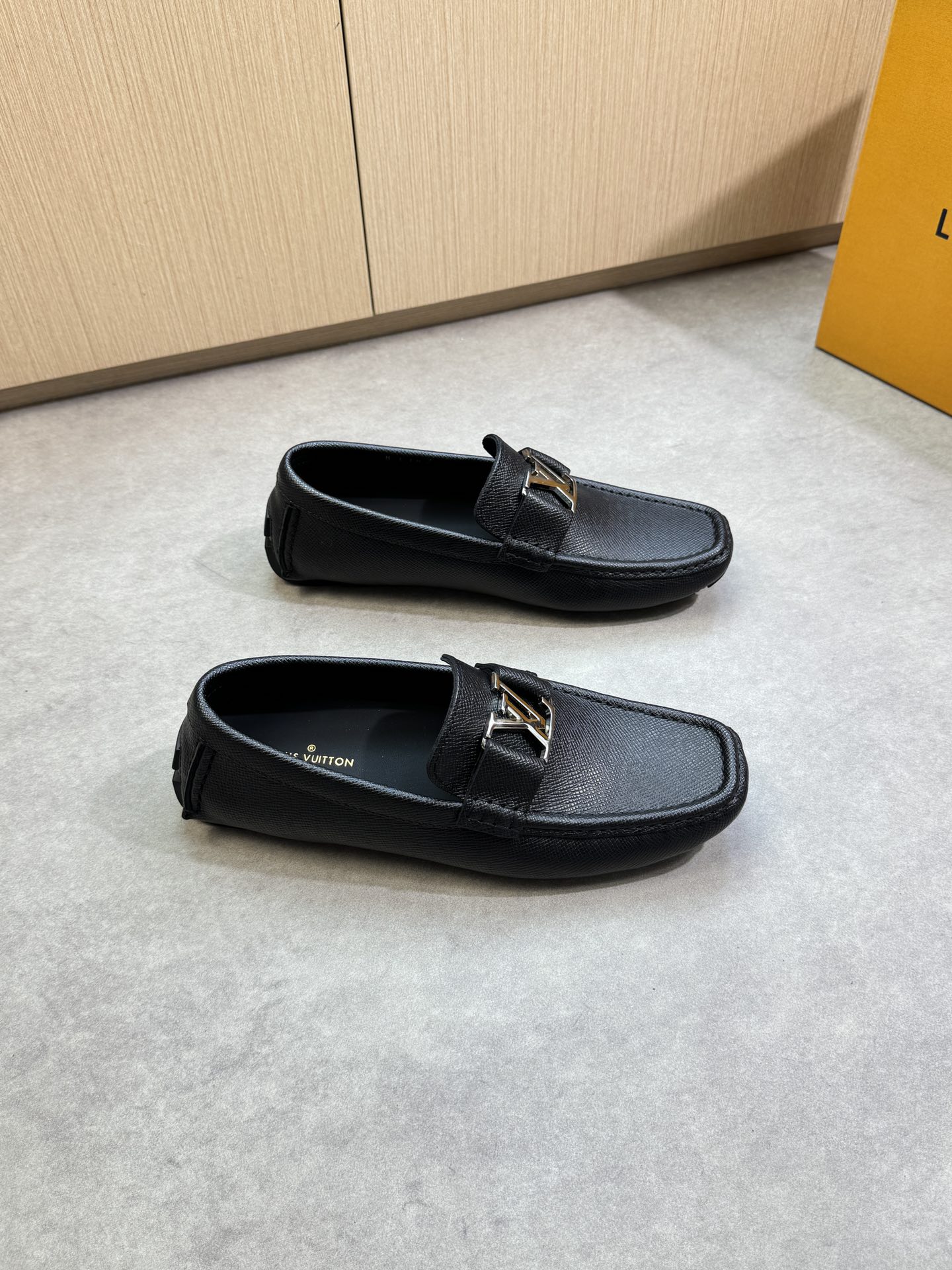 NO:346940,【Louis Vuitton】Louis Vuitton - High-end quality Original single casual bag shoes (ship shoes) - Original palm print calfskin, brand metal fastener cross-bond decoration, shoe Dan hand-stitched string sewing mark thread - Inner water dyed cowhide - Outsole ultra light · TPR rubber; inlaid molded outsole - Ultra high quality control · fine workmanship highlight (high-end · noble · grade) -Size 39-44 (38, 45, 46, 47, custom made)·0132,,louis vuitton,louis vuitton,cowhide19860909【Louis Vuitton】路易威登 -高端品质 原单·休闲套包鞋(船鞋) -原版手掌纹小牛皮、品牌金属扣件横担装饰、鞋丹手工串缝马克线 -内里水染牛皮 -大底超轻·TPR橡胶；镶嵌式成型大底 -超高品控·做工精细凸显(高端·贵气·档次) -Size 39-44（38,45,46,47,可订做)·0132,,louis vuitton,louis vuitton,cowhide,Men's shoes