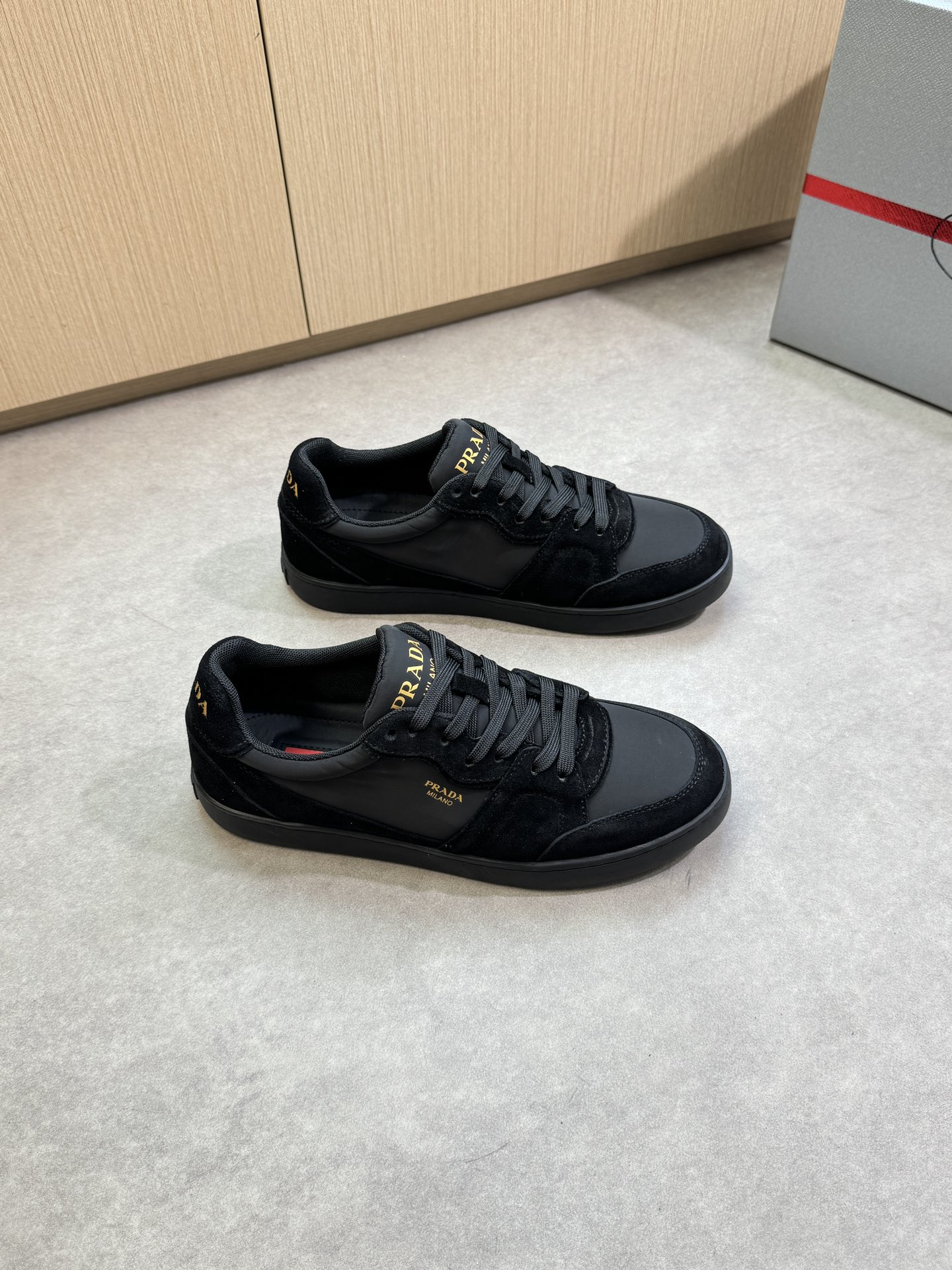 NO:346826,【PRADA】Prada - High-end quality Original single · Casual sports shoes - Upper reverse velvet calfskin, brand canvas cloth, shoe body silk-print high Zhoubo brand logo - Inner water dyed cowhide - Outsole ultra-light TPR·rubber; molded outsole - Ultra-high quality control · fine workmanship highlighted (high-end · noble · grade) -Size 38-45 (46, custom made)·,,prada,prada,cowhide19860909【 PRADA】普拉达 -高端品质 原单·休闲运动板鞋 -鞋面反绒小牛皮、品牌帆布布匹、鞋身丝印高周波品牌logo -内里水染牛皮 -大底超轻TPR·橡胶; 成型大底 -超高品控·做工精细凸显(高端·贵气·档次) -Size 38-45（46,可订做)·,,prada,prada,cowhide,Men's shoes