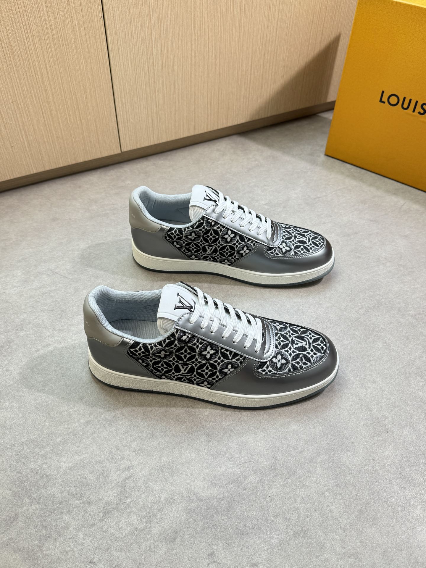 NO:346954,【Louis Vuitton】Louis Vuitton - High-end quality Original single · Casual sports shoes - Upper silver environmentally friendly leather, brand totem canvas cloth, tongue and heel; Silk-print brand logo - inner brand canvas - outsole ultra-light TPR·rubber; Two-color molded outsole - ultra-high quality control · fine workmanship highlighted (high-end · noble · grade) -Size 38-44 (45, custom made)·L0117,,louis vuitton,louis vuitton19860909【Louis Vuitton】路易威登 -高端品质 原单·休闲运动板鞋 -鞋面银色环保皮、品牌图腾帆布布匹、鞋舌.后跟；丝印品牌Logo -内里品牌帆布 -大底超轻TPR·橡胶; 双色成型大底 -超高品控·做工精细凸显(高端·贵气·档次) -Size 38-44（45,可订做)·L0117,,louis vuitton,louis vuitton,Men's shoes