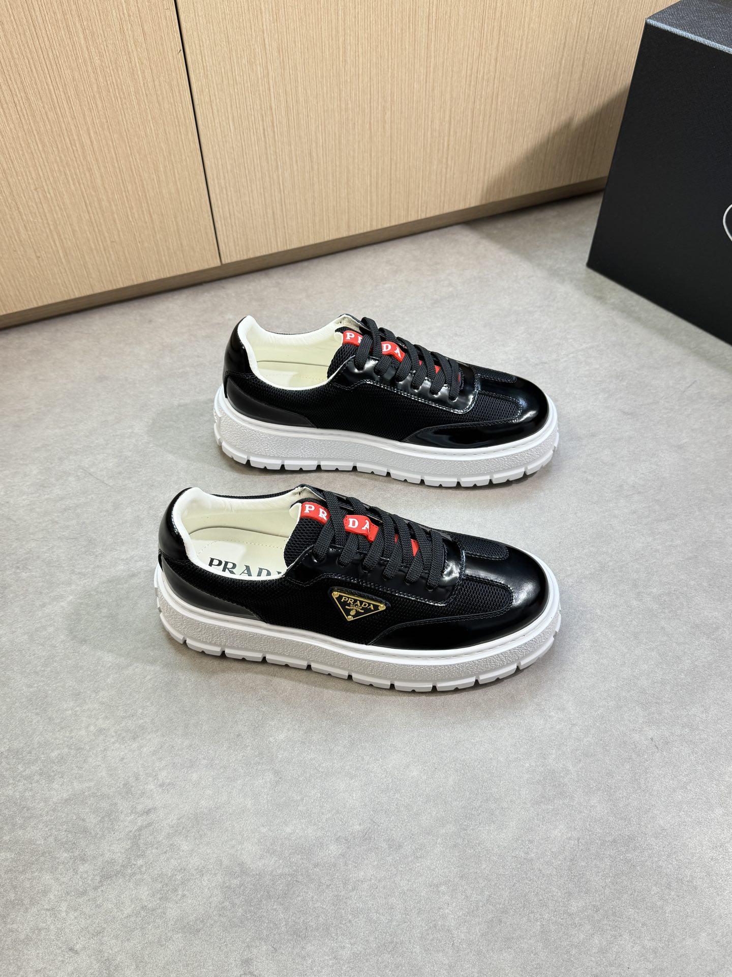 NO:347870,【PRADA】Prada - High-end quality Original single · Casual sports shoes - Imported edge beaded calfskin on the upper, brand hollow mesh canvas, shoe body sewing metal fastener, shoe tongue sewing brand plastic LOGO - Inner water dyed cowhide - Outsole ultra-light TPU foam; molded sole - Ultra-high quality control · Fine workmanship highlighted (high-end, noble, grade) -Size 38-44 (45, custom made) ·PR0372,,prada,prada,sneakers,cowhide19860909【PRADA】普拉达 -高端品质 原单·休闲运动鞋 -鞋面进口开边珠小牛皮、品牌镂空网帆布、鞋身车缝金属扣件、鞋舌车缝品牌塑胶LOGO -内里水染牛皮 -大底超轻TPU发泡；成型大底 -超高品控·做工精细凸显(高端·贵气·档次) -Size 38-44（45,可订做)·PR0372,,prada,prada,sneakers,cowhide,Men's shoes