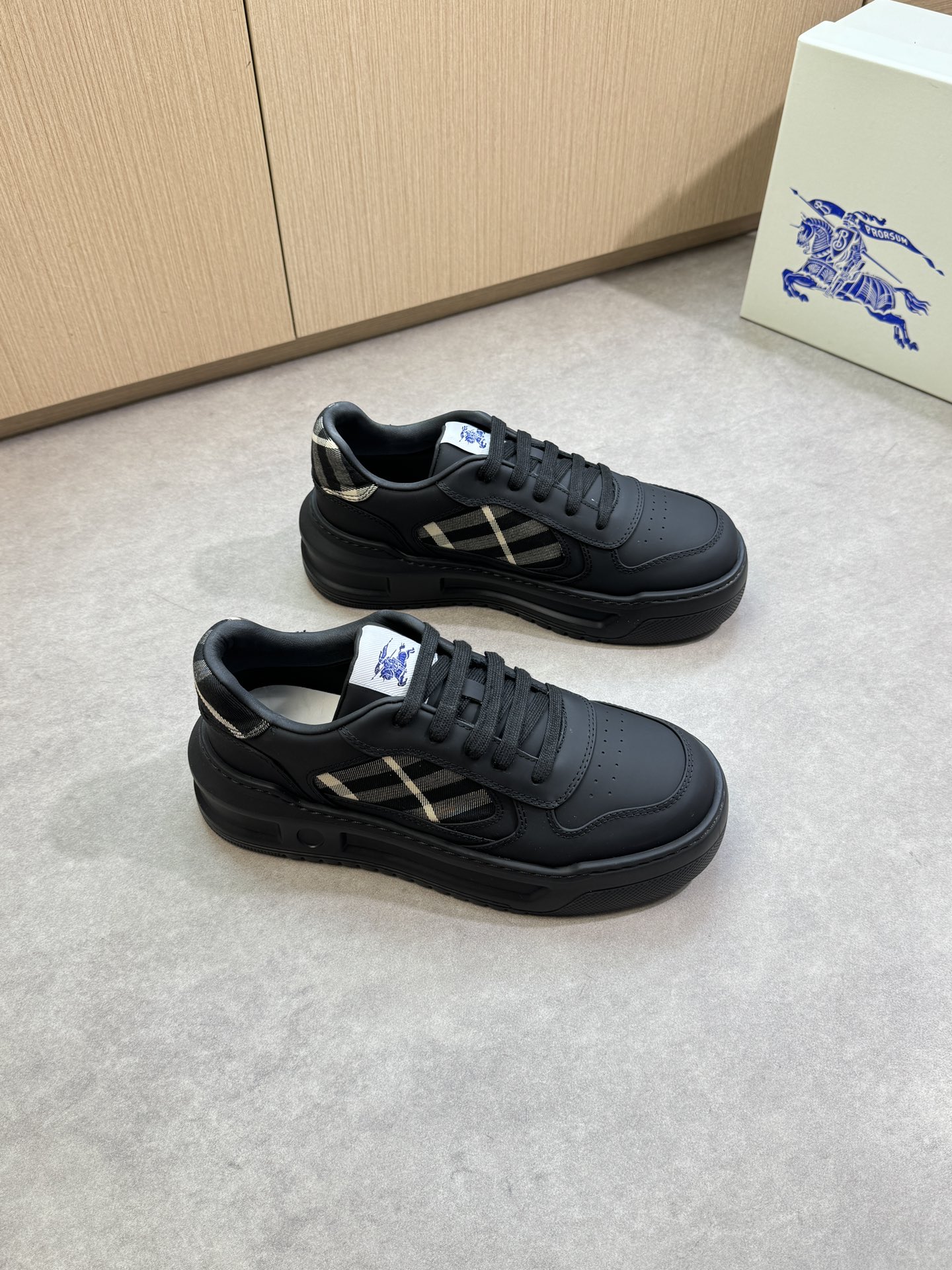 NO:347886,【BURBERRY】Burberry - High-end quality Original single · Casual sports shoes - Upper imported Napa calfskin, brand totem cloth, car reverse edge craftsmanship, shoe tongue brand cloth - Inner water dyed cowhide - Outsole ultralight TPU rubber foam; Formed sole - Ultra-high quality control · Fine workmanship highlighted (high-end · noble · grade) -Size 39-44 (38, 45, custom made)·BB1100,,burberry,burberry,cowhide19860909【 BURBERRY】巴宝莉  -高端品质 原单·休闲运动板鞋 -鞋面进口纳帕小牛皮、品牌图腾布匹、车反引边工艺、鞋舌品牌布标 -内里水染牛皮 -大底超轻TPU橡胶发泡; 成型大底 -超高品控·做工精细凸显(高端·贵气·档次) -Size 39-44（38,45,可订做)·BB1100,,burberry,burberry,cowhide,Men's shoes