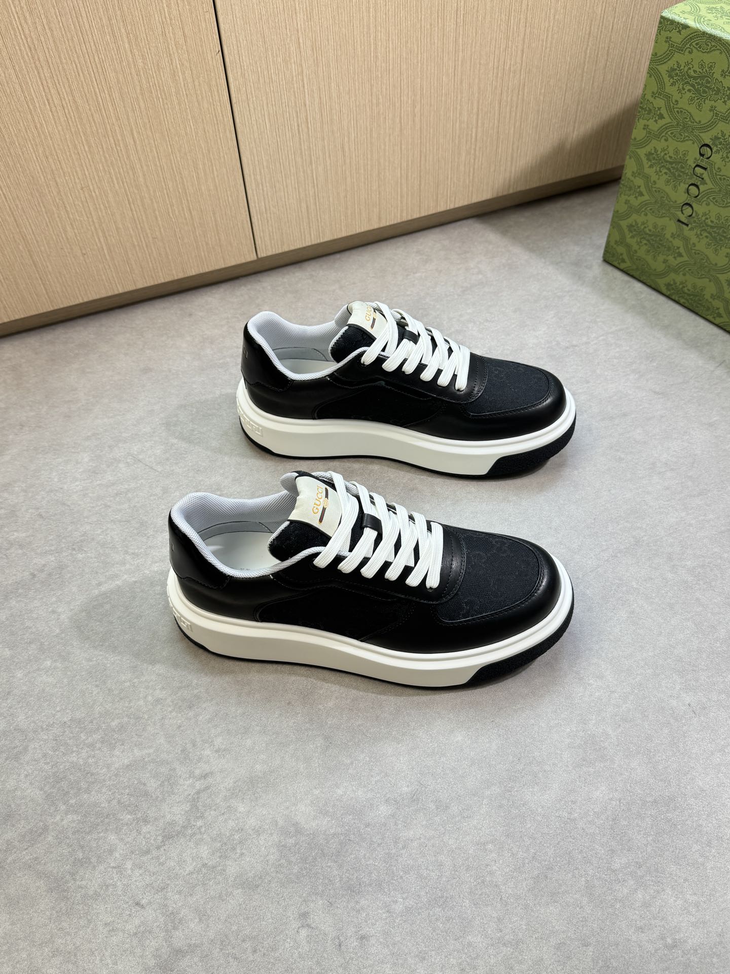 NO:347787,[Gucci] Gucci - High-end quality Original single · Casual sports shoes - Upper Napa calfskin, brand totem cloth, tongue sewing brand cloth, heel high Zhoubo brand LOGO - Neil brand canvas, foot pad; water dye cowhide - Outsole ultralight TPU· Rubber two-color molded outsole - Ultra-high quality control· Fine workmanship highlighting (high-end, noble, grade) - Size 38-44 (45, custom made)·G61850,,gucci,gucci,sneakers,cowhide19860909【Gucci】古驰  -高端品质 原单·休闲运动鞋 -鞋面纳帕小牛皮、品牌图腾布匹、鞋舌车缝品牌布标、后跟高周波品牌LOGO -内里品牌帆布,垫脚；水染牛皮 -大底超轻TPU·橡胶双色成型大底 -超高品控·做工精细凸显(高端·贵气·档次) -Size 38-44（45,可订做)·G61850,,gucci,gucci,sneakers,cowhide,Men's shoes