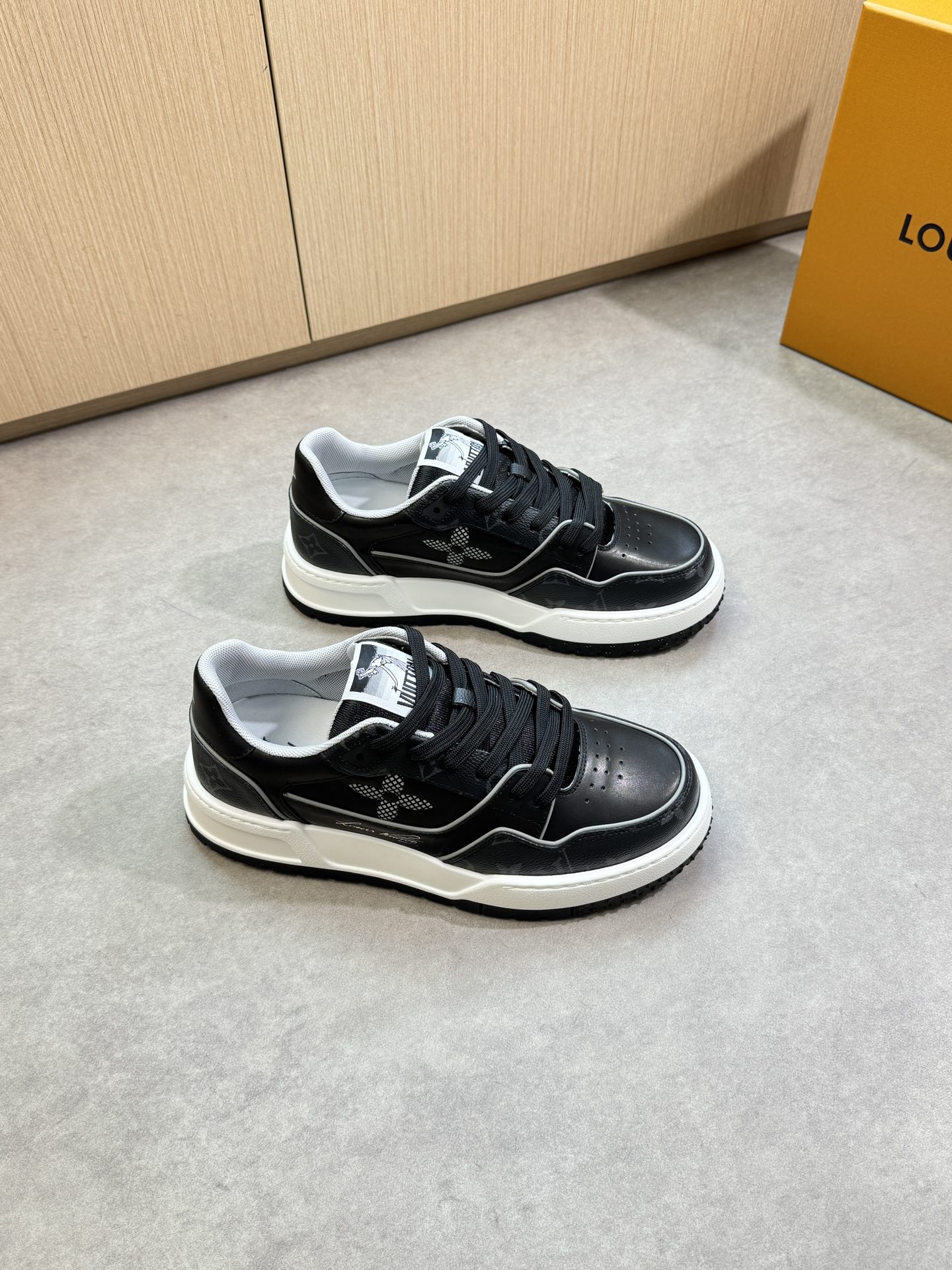 NO:347796,【Louis Vuitton】Louis Vuitton - High-end quality Original single casual sneakers - Upper Napa calf leather, brand totem PVC leather, shoe body, heel. High Zhoubo brand LOGO - Neil brand canvas cloth - Outsole ultra-light TPR· Rubber foam; Two-color molded outsole - Ultra-high quality control·fine workmanship highlighting (high-end, noble, grade) - Size 38-44 (45, custom made)·L61850,,louis vuitton,louis vuitton,sneakers,cowhide19860909【Louis Vuitton】路易威登 -高端品质 原单·休闲运动鞋 -鞋面纳帕小牛皮、品牌图腾PVC皮料、鞋身.后跟.高周波品牌LOGO -内里品牌帆布布匹 -大底超轻TPR·橡胶发泡；双色成型大底 -超高品控·做工精细凸显(高端·贵气·档次) -Size 38-44（45,可订做)·L61850,,louis vuitton,louis vuitton,sneakers,cowhide,Men's shoes