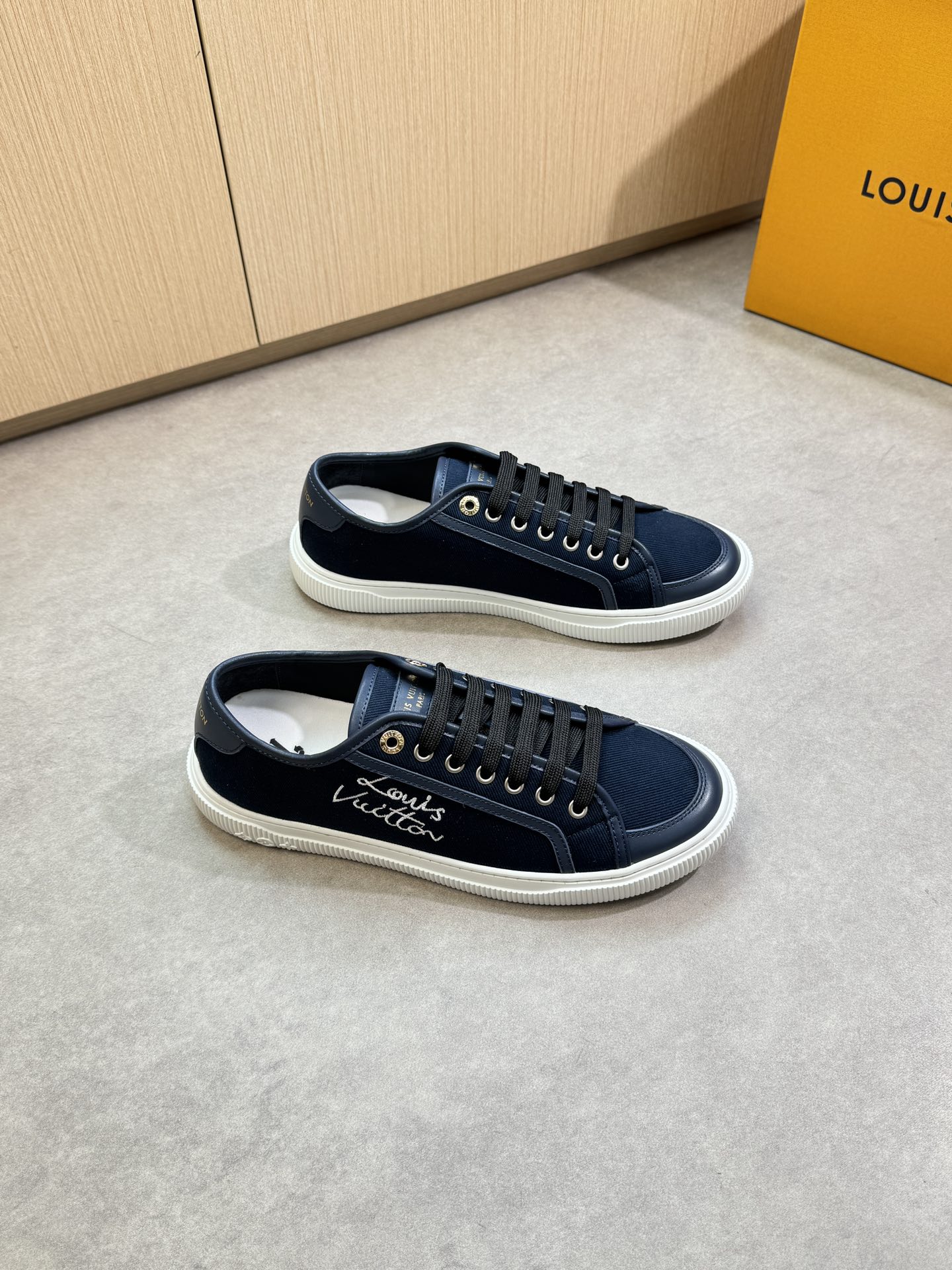 NO:347810,【Louis Vuitton】Louis Vuitton - High-end quality original couple outfit Casual sports shoes - Upper Napa calfskin, brand denim canvas cloth. Embroidered brand logo totem, tongue. Heel; Silk-print brand logo - Inner water dye cowhide, footbed; Brand canvas - Outsole ultra-light TPR·rubber; Formed sole - Ultra-high quality control·fine workmanship highlight (high-end, noble, grade) -Size Men and women's same style 35-44 (female 34, 40, 41, men 45, 46, 47, can be customized)·L0179,,louis vuitton,louis vuitton,cowhide19860909【Louis Vuitton】路易威登 -高端品质 原单 情侣装 休闲运动板鞋 -鞋面纳帕小牛皮、品牌牛仔帆布布匹.刺绣品牌logo图腾、鞋舌.后跟；丝印品牌Logo -内里水染牛皮,垫脚；品牌帆布 -大底超轻TPR·橡胶；成型大底 -超高品控·做工精细凸显(高端·贵气·档次) -Size 男女同款35-44（女34,40,41,男45,46,47,可订做)·L0179,,louis vuitton,louis vuitton,cowhide,Men's shoes