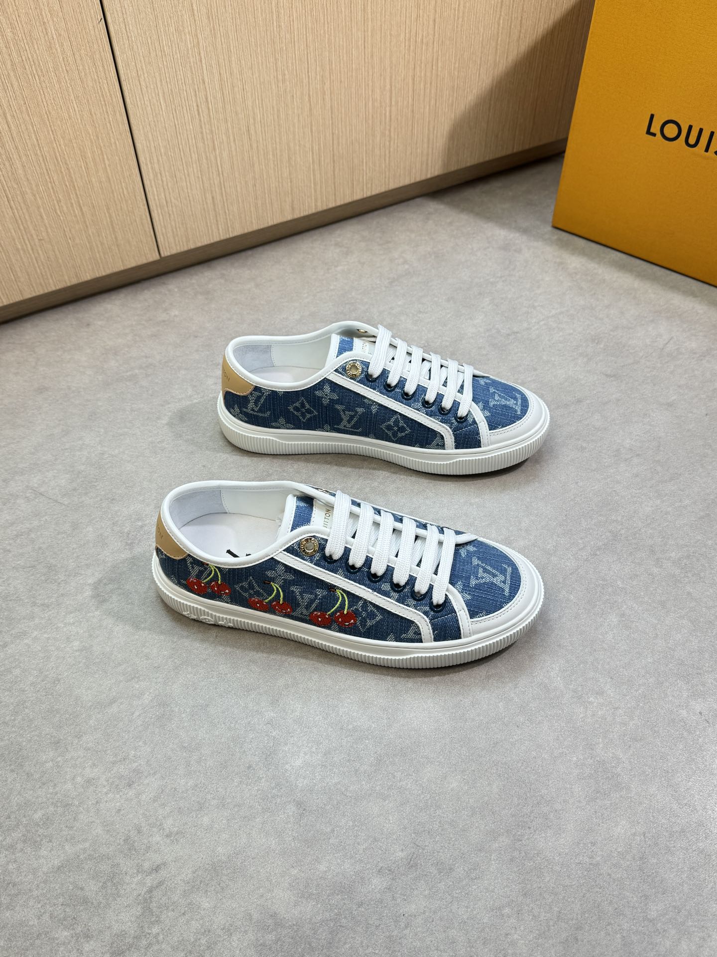 NO:347824,【Louis Vuitton】Louis Vuitton - High-end quality original couple outfit Casual sports shoes - Upper Napa calfskin, brand totem denim canvas cloth. Embroidered brand totem, tongue. Heel; Silk-print brand logo - Inner water dye cowhide, footbed; Brand canvas - Outsole ultra-light TPR·rubber; Formed outsole - Ultra-high quality control·fine workmanship highlight (high-end, noble, grade) -Size Men and women's same style 35-44 (female 34, 40, 41, men 45, 46, 47, can be customized)·L0179,,louis vuitton,louis vuitton,cowhide19860909【Louis Vuitton】路易威登 -高端品质 原单 情侣装 休闲运动板鞋 -鞋面纳帕小牛皮、品牌图腾牛仔帆布布匹.刺绣品牌图腾、鞋舌.后跟；丝印品牌Logo -内里水染牛皮,垫脚；品牌帆布 -大底超轻TPR·橡胶；成型大底 -超高品控·做工精细凸显(高端·贵气·档次) -Size 男女同款35-44（女34,40,41,男45,46,47,可订做)·L0179,,louis vuitton,louis vuitton,cowhide,Men's shoes