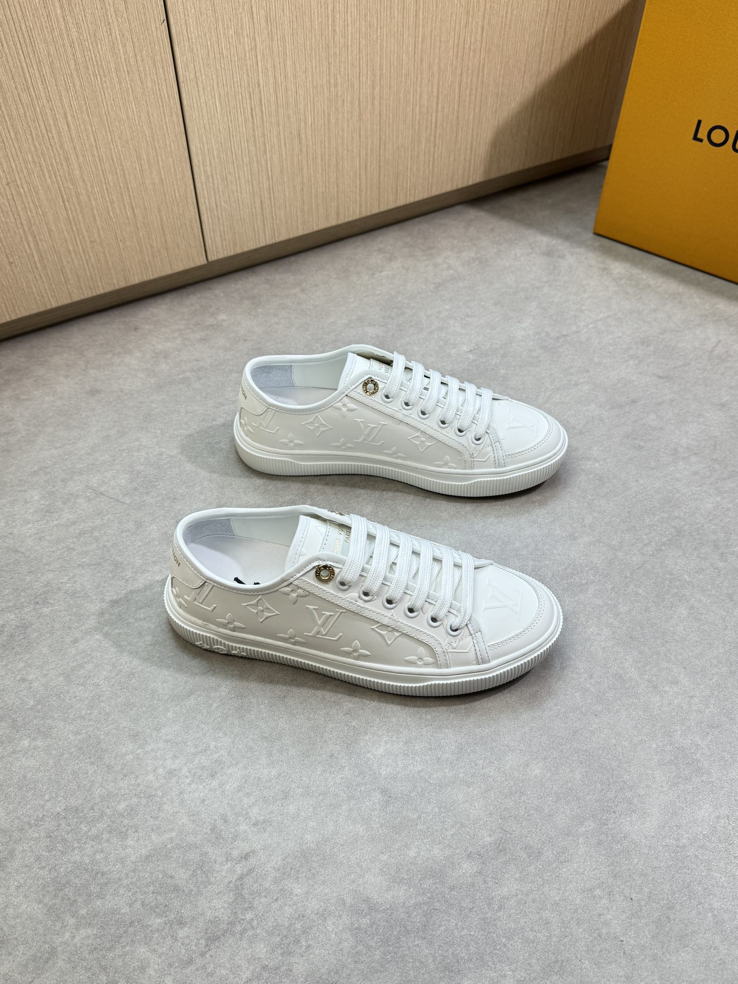 NO:347838,【Louis Vuitton】Louis Vuitton - High-end quality original couple outfit Casual sports shoes - Upper Napa calfskin. Air compressed brand totem, tongue. Heel; Silk-print brand logo - Inner water dyed cowhide, footbed; Brand canvas - Outsole ultra-light TPR·rubber; Formed outsole - Ultra-high quality control·fine workmanship highlight (high-end, noble, grade) -Size Men and women's same style 35-44 (female 34, 40, 41, men 45, 46, 47, can be customized)·L0179,,louis vuitton,louis vuitton,cowhide19860909【Louis Vuitton】路易威登 -高端品质 原单 情侣装 休闲运动板鞋 -鞋面纳帕小牛皮.空压品牌图腾、鞋舌.后跟；丝印品牌Logo -内里水染牛皮,垫脚；品牌帆布 -大底超轻TPR·橡胶；成型大底 -超高品控·做工精细凸显(高端·贵气·档次) -Size 男女同款35-44（女34,40,41,男45,46,47,可订做)·L0179,,louis vuitton,louis vuitton,cowhide,Men's shoes
