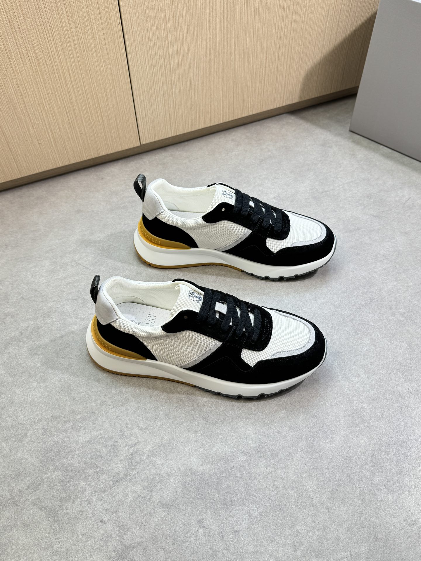 NO:347851,【Brunello Cucinelli】Brunello Cucinelli - High-end quality Original single casual sneakers - Imported back-velvet calfskin on the upper, brand high mercerized canvas, shoe tongue silk screen high Zhoubo brand totem, heel brand logo webbing - inner water dyed punched cowhide - outsole ultra-light TPU foaming·rubber; two-color molded outsole - ultra-high quality control·fine workmanship highlighting (high-end·noble·grade) -Size 39-44 (38,45,46, custom made)·BC3258,,brunello cucinelli,sneakers,cowhide19860909【 Brunello Cucinelli】布鲁内洛·库奇内利 -高端品质 原单·休闲运动鞋 -鞋面进口反绒小牛皮、品牌高丝光帆布、鞋舌丝印高周波品牌图腾、后跟品牌logo织带 -内里水染打孔牛皮 -大底超轻TPU发泡·橡胶；双色成型大底 -超高品控·做工精细凸显(高端·贵气·档次) -Size 39-44（38,45,46,可订做)·BC3258,,brunello cucinelli,sneakers,cowhide,Men's shoes