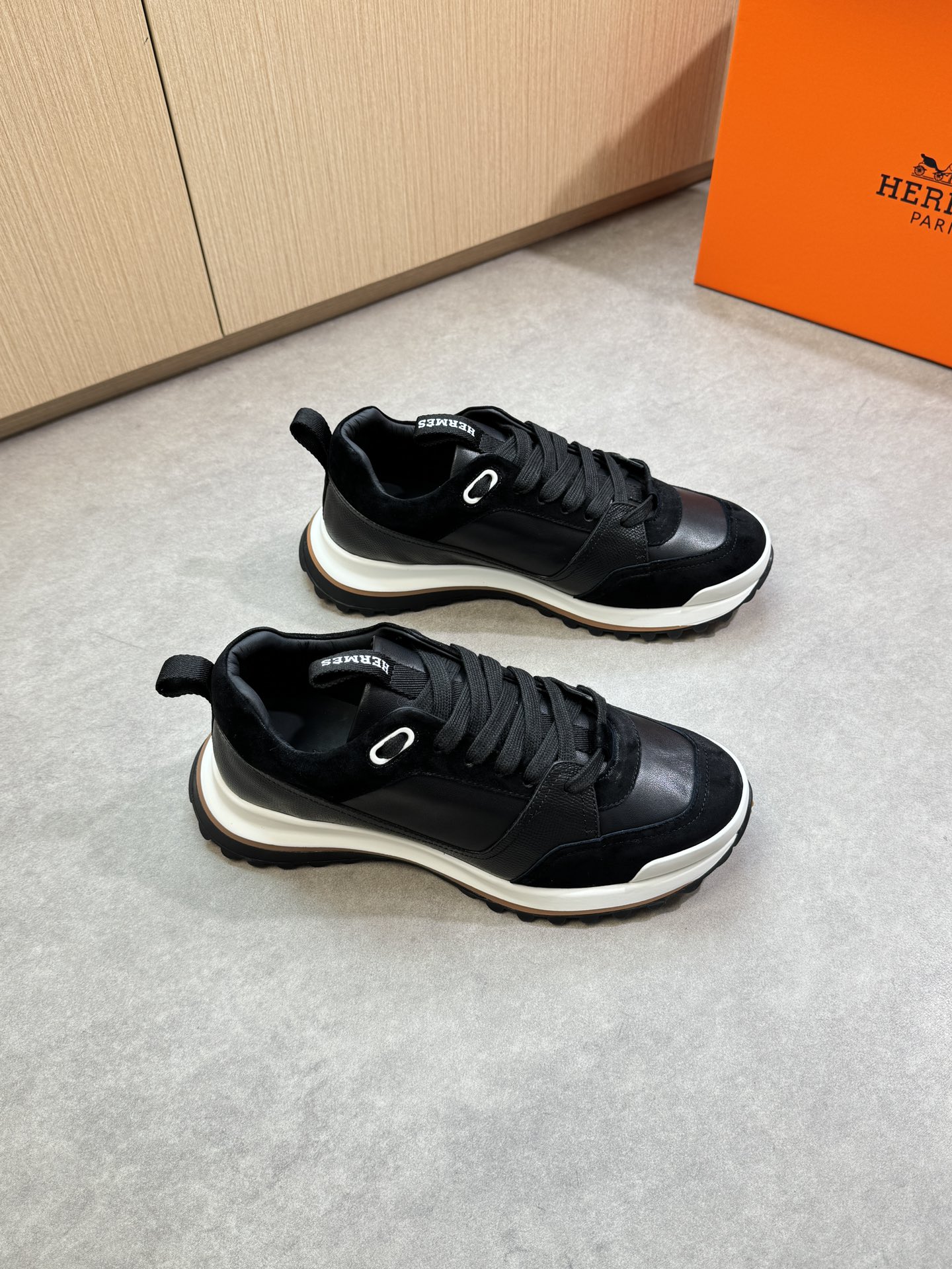 NO:347865,【HERMES】HERMES - High-end quality Original single casual sports shoes - Upper Napa calfskin, palm pattern cowhide, reverse velvet yarn, tongue. Heel. Brand logo webbing - Inner brand canvas, foot pads; Water dye cowhide - Outsole ultra-light TPU foaming·rubber; Two-color molded outsole - Ultra-high quality control·fine workmanship highlighting (high-end·noble·grade) -Size 39-44 (38,45, custom made)·0118,,hermes,hermes,sneakers,cowhide,sheep19860909【 HERMES】爱马仕 -高端品质 原单·休闲运动鞋 -鞋面纳帕小牛皮、手掌纹牛皮、反绒羊京皮、鞋舌.后跟.品牌logo织带 -内里品牌帆布,垫脚；水染牛皮 -大底超轻TPU发泡·橡胶；双色成型大底 -超高品控·做工精细凸显(高端·贵气·档次) -Size 39-44（38,45,可订做)·0118,,hermes,hermes,sneakers,cowhide,sheep,Men's shoes