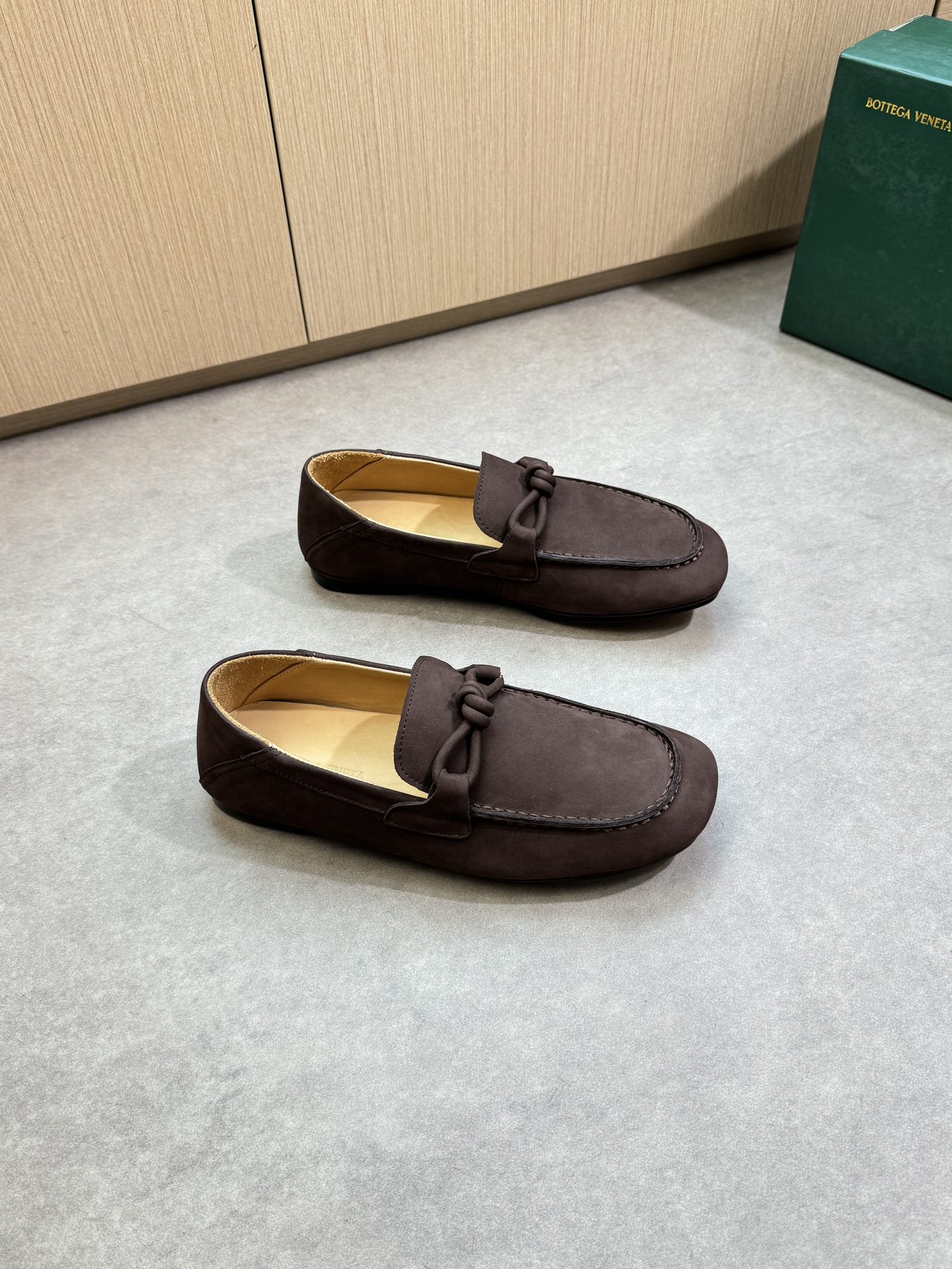 NO:347883,【BOTTEGA VENETA】Bottega - High-end quality Original single · One-foot formal leather shoes - Upper matte calfskin, shoe dan external stitching, tongue woven cross-bond - Inner water dyed cowhide - Outsole ultralight TPR· genuine leather; Combined molded leather outsole - Ultra-high quality control·fine workmanship highlighted (high-end, noble, grade) -Size39-44 (38,45, custom made)·0234,,bottega veneta,cowhide,Leather soles19860909【BOTTEGA VENETA】宝缇嘉 -高端品质 原单·一脚蹬正装皮鞋 -鞋面磨砂小牛皮、鞋丹外合车缝线、鞋舌编织横担 -内里水染牛皮 -大底超轻TPR·真皮；组合成型真皮大底 -超高品控·做工精细凸显(高端·贵气·档次) -Size39-44（38,45,可订做)·0234,,bottega veneta,cowhide,Leather soles,Men's shoes