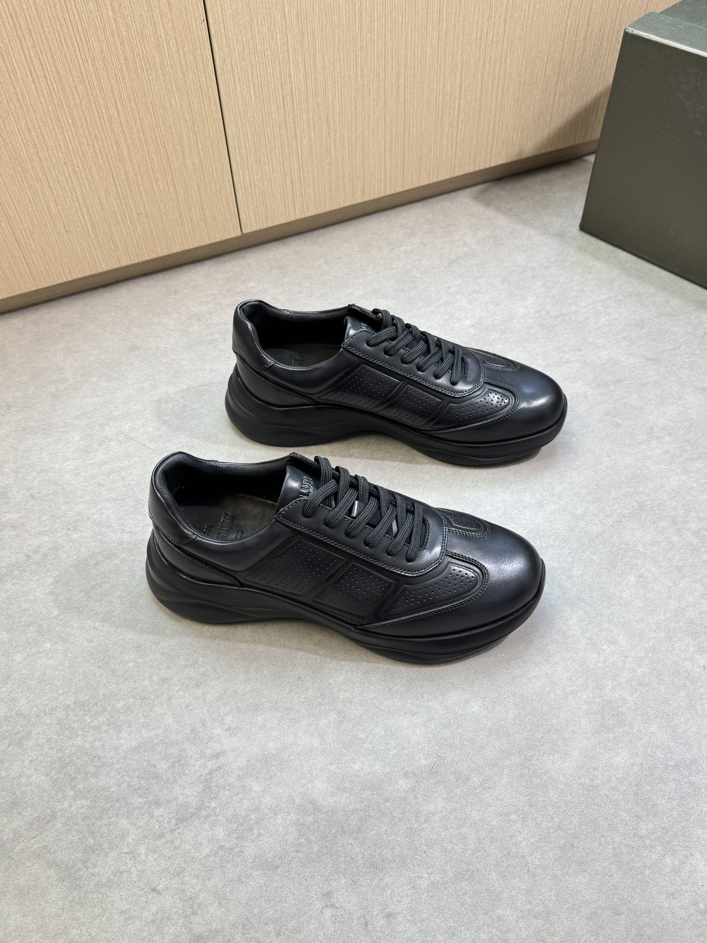 NO:347900,【Berluti】Berluti (Bruti) - High-end quality Original single casual sports shoes - Imported Napa calfskin on the upper. Pure hand-made color modification process, air-pressure punched calfskin on the shoe body - Water-dyed cowhide in the inner lining - Ultra-light TPU foaming·rubber; molded sole - Ultra-high quality control·fine workmanship highlighted (high-end·noble·grade) -Size 39-44 (38,45, custom made)·B0234,,sneakers,cowhide19860909【 Berluti】伯尔鲁帝(布鲁提) -高端品质 原单·休闲运动鞋 -鞋面进口纳帕小牛皮.纯手工改色工艺、鞋身空压打孔小牛皮 -内里水染牛皮 -大底超轻TPU发泡·橡胶；成型大底 -超高品控·做工精细凸显( 高端·贵气·档次 ) -Size 39-44（38,45,可订做)·B0234,,sneakers,cowhide,Men's shoes