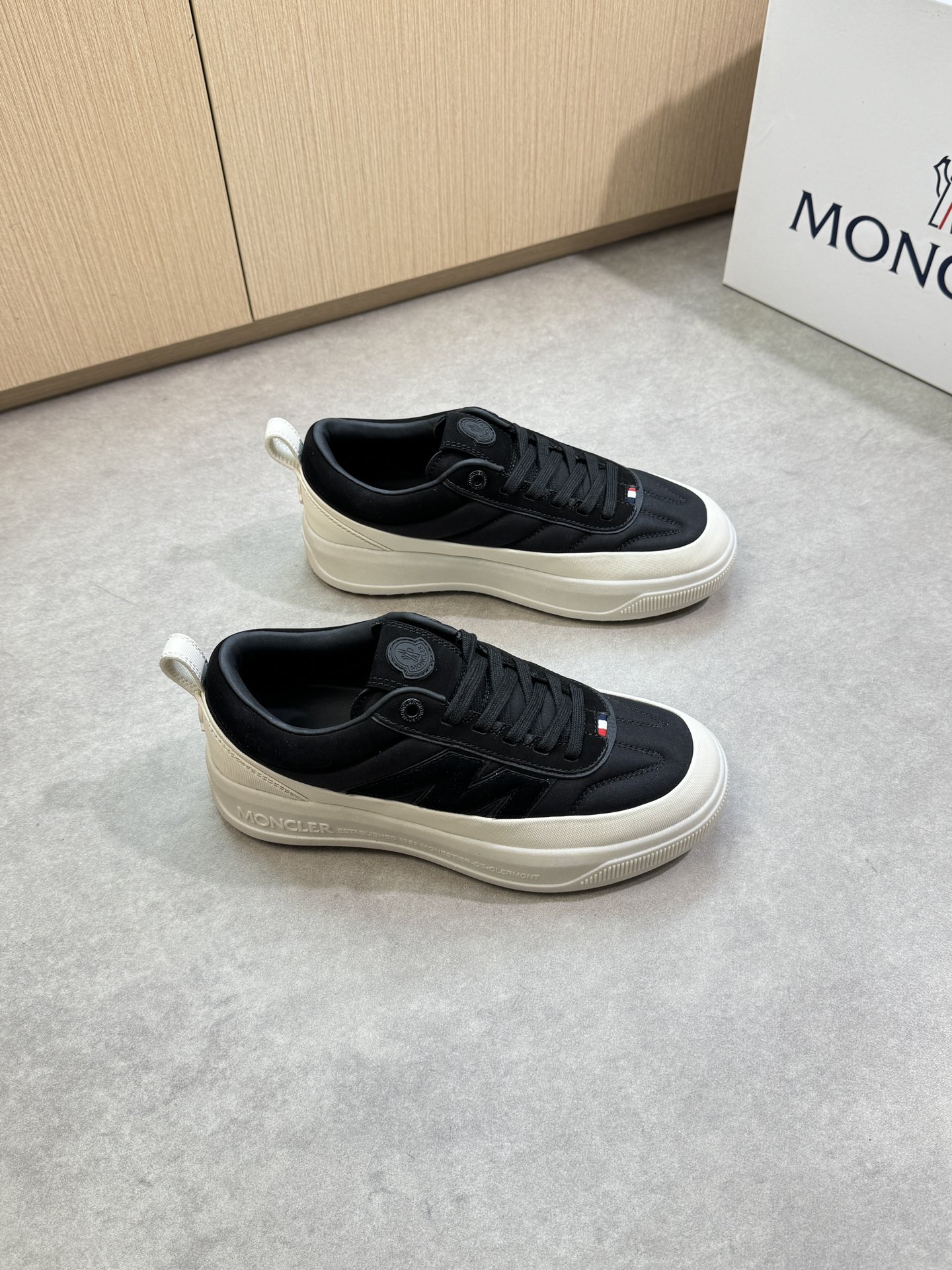 NO:347924,【MONCLER】Mongkelai (blind) - High-end quality Original single · Casual sports shoes - Upper; Napa calf leather, brand canvas cloth, shoe body sewing brand M module, shoe tongue sewing brand plastic logo - Inner water dye cowhide - Outsole ultra-light TPU foam. Rubber; Two-color molded outsole - Ultra-high quality control · Fine workmanship highlighting (high-end · noble · grade) -Size 39-44 (38, 45, custom made) ·MC03858,,Moncler,Moncler,sneakers,cowhide19860909【MONCLER】盟可睐(蒙口) -高端品质 原单·休闲运动鞋 -鞋面；纳帕小牛皮、品牌帆布布匹、鞋身车缝品牌M模块、鞋舌车缝品牌塑胶标识 -内里水染牛皮 -大底超轻TPU发泡.橡胶; 双色成型大底 -超高品控·做工精细凸显 (高端·贵气·档次) -Size 39-44（38,45,可订做)·MC03858,,Moncler,Moncler,sneakers,cowhide,Men's shoes